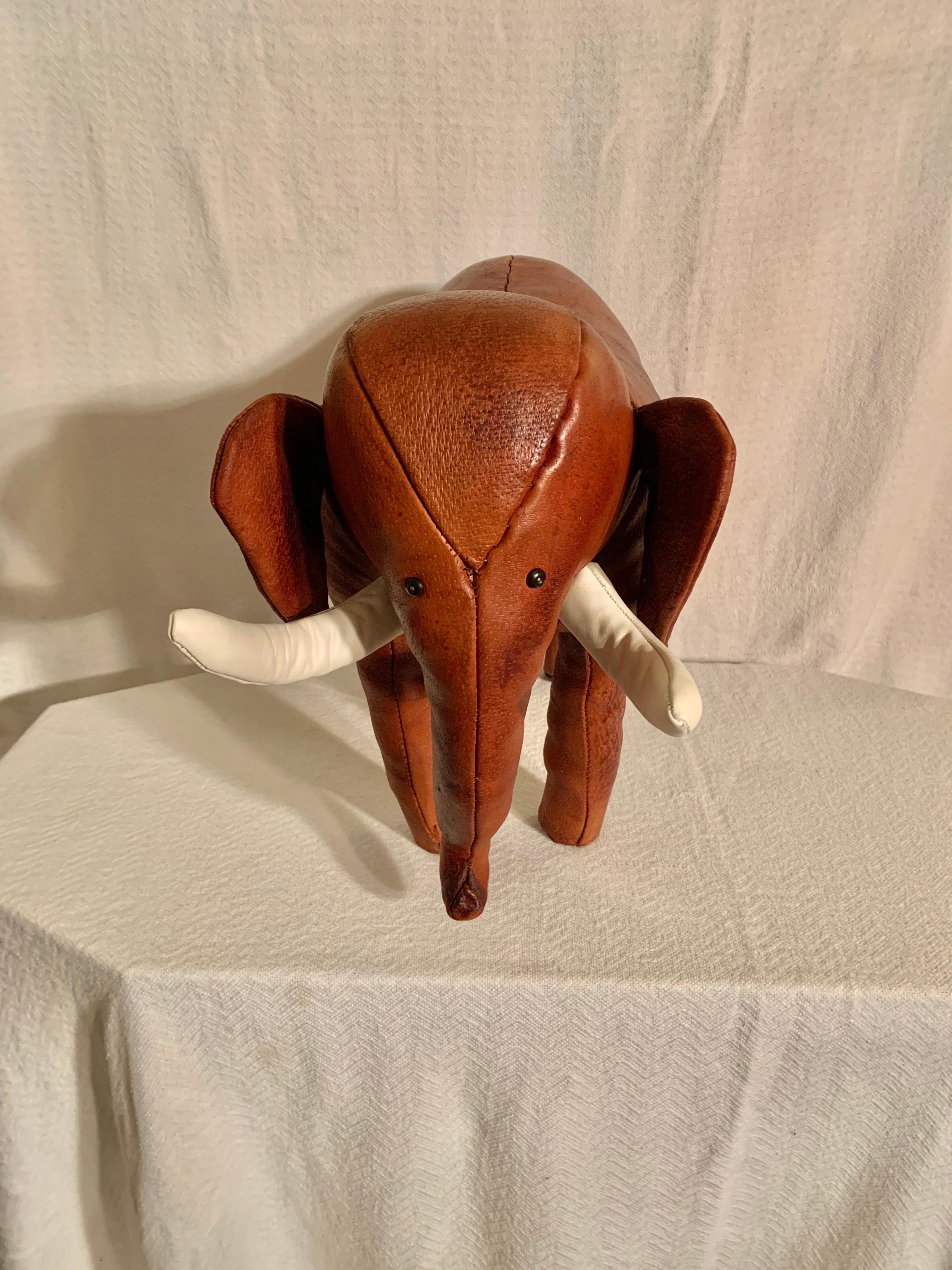 Reposapiés de elefante Dimitri Omersa de cuero inglés de mediados del siglo XX Cuero en venta