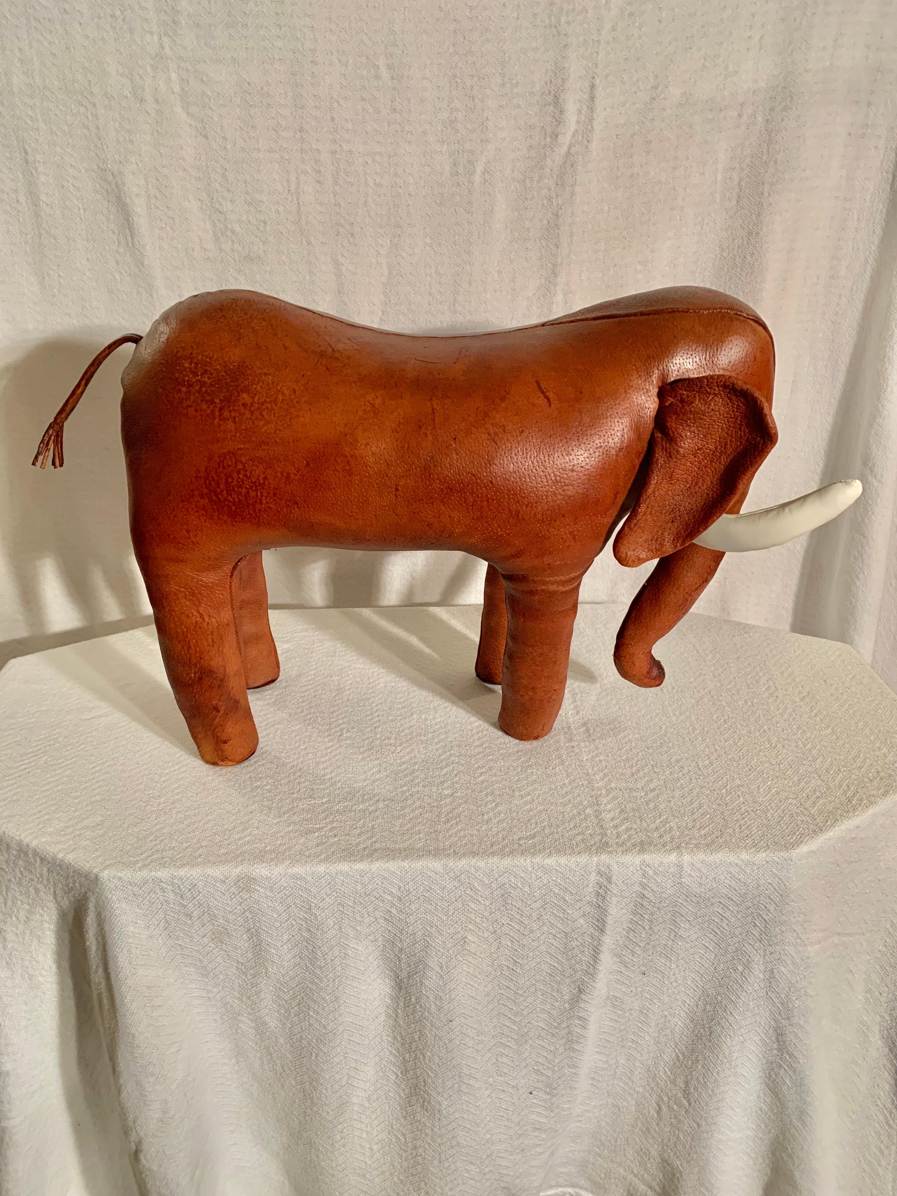 Reposapiés de elefante Dimitri Omersa de cuero inglés de mediados del siglo XX en venta 2