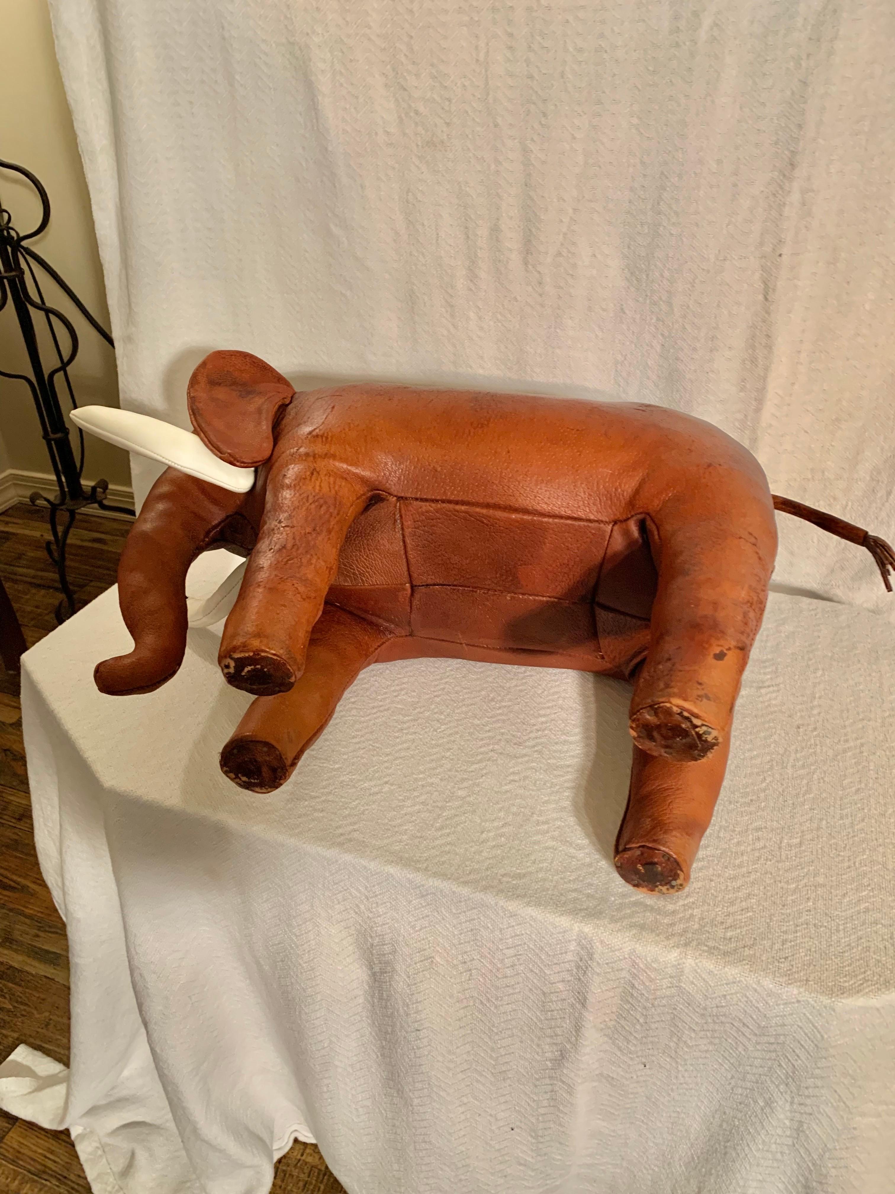 Reposapiés de elefante Dimitri Omersa de cuero inglés de mediados del siglo XX en venta 3