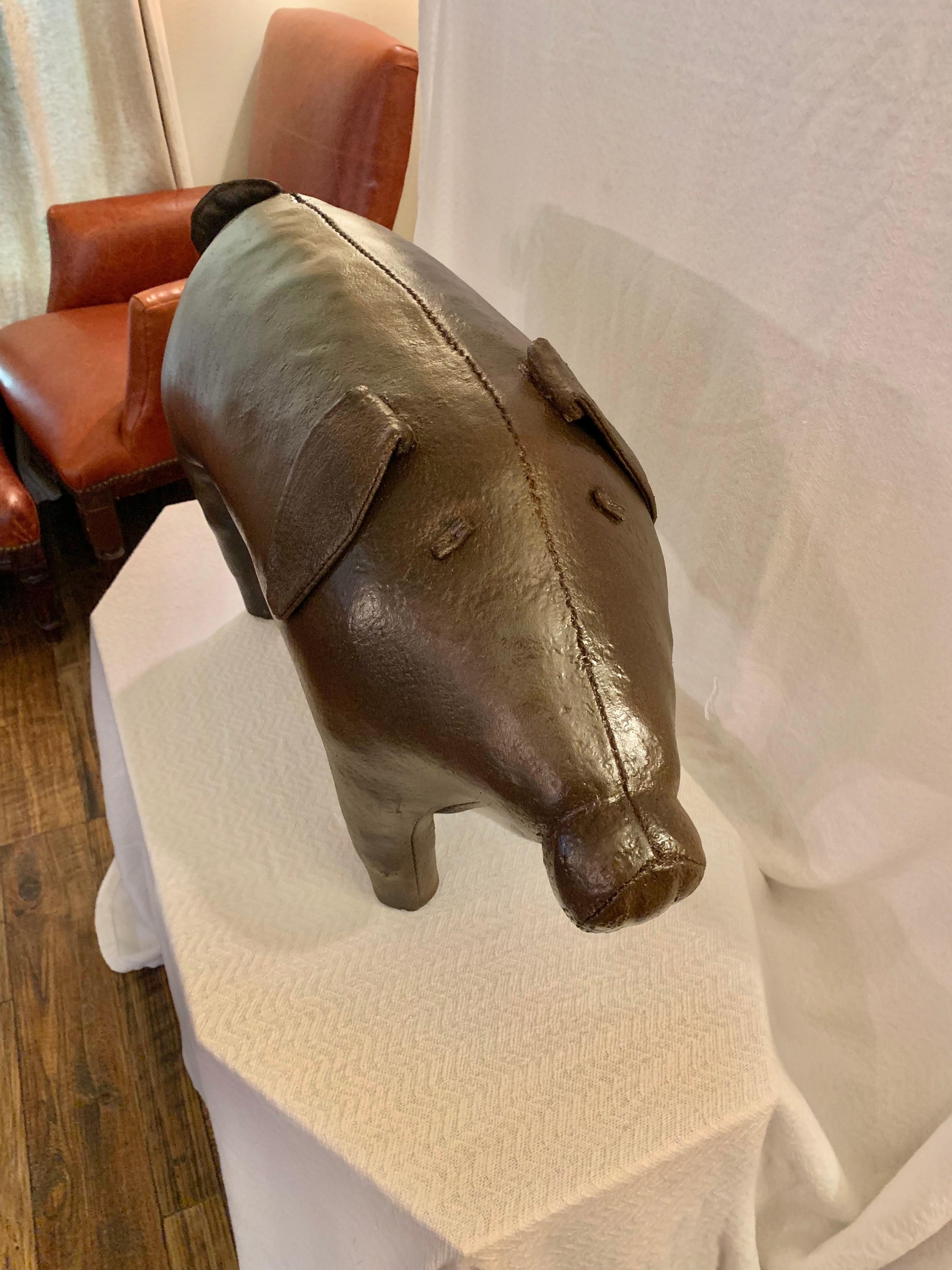 Reposapiés de cerdo Dimitri Omersa de cuero inglés de mediados del siglo XX en Bueno estado para la venta en Burton, TX
