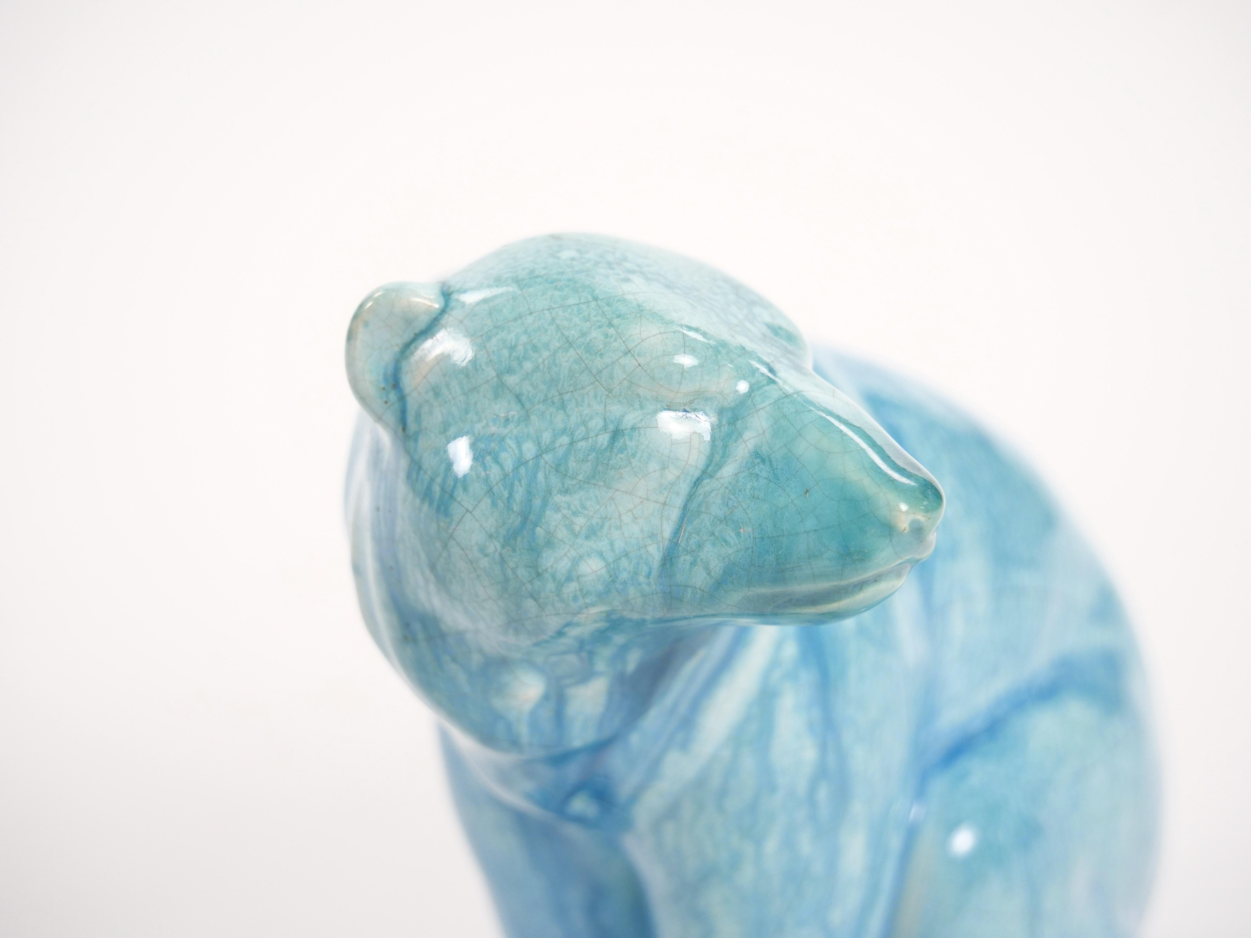 Sculpture d'ours polaire en porcelaine Minton du milieu du 20e siècle - fond bleu ciel en vente 6