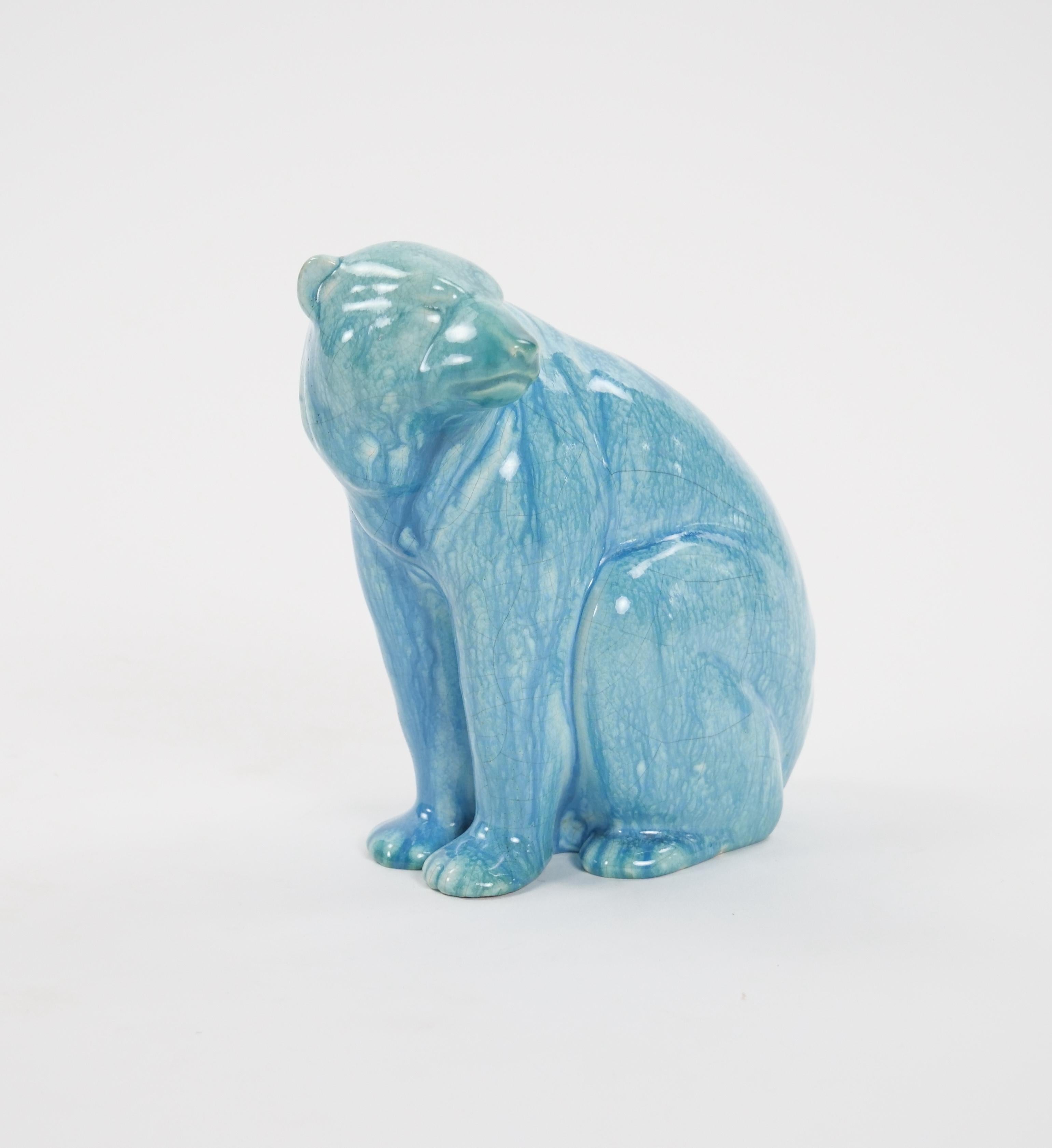 Charmante sculpture en porcelaine du milieu du XXe siècle représentant un ours polaire, fabriquée en Angleterre par la célèbre société Minton, l'un des noms les plus respectés de la céramique anglaise. Rendu avec des contours gracieux et des détails