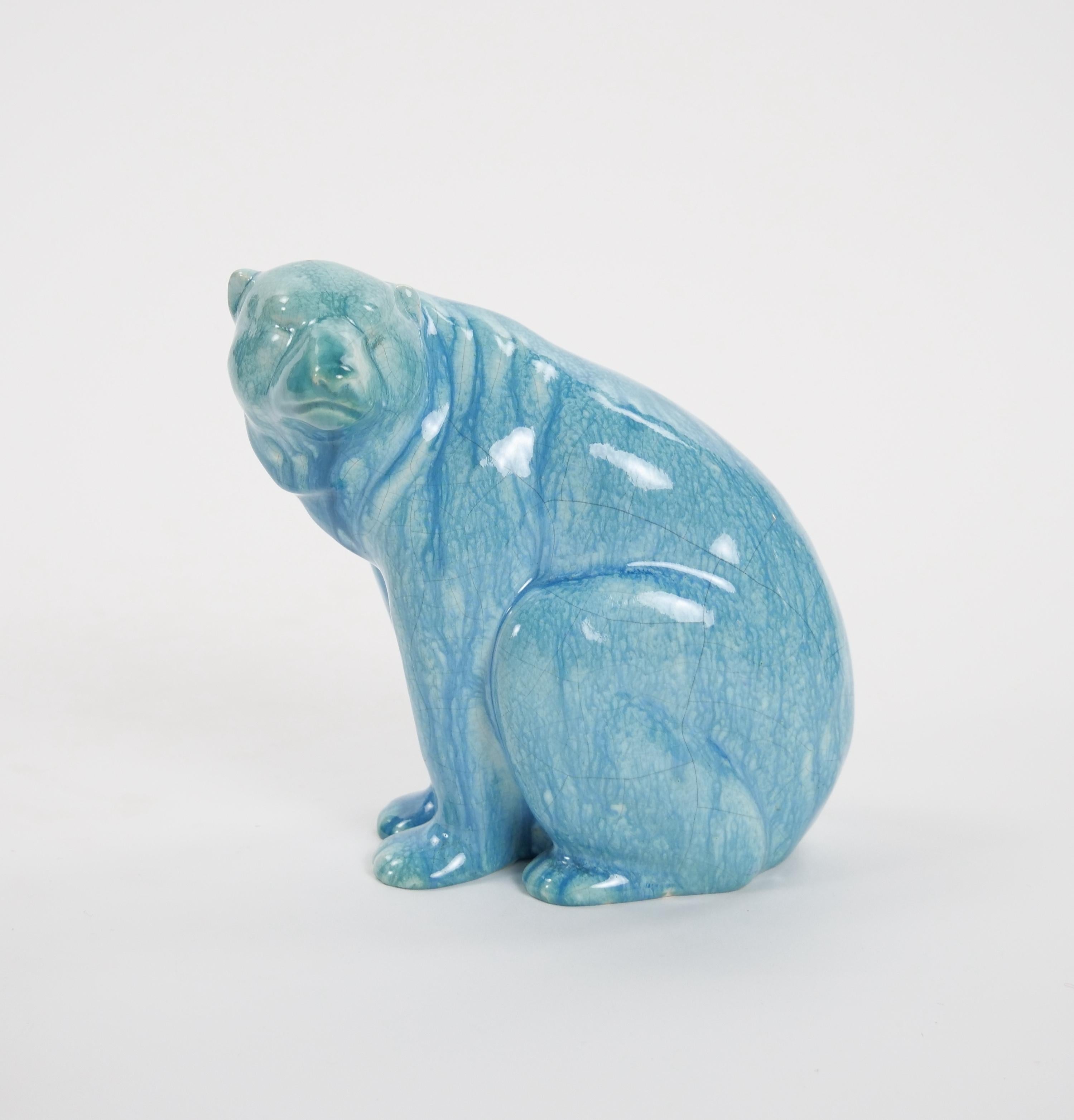 Anglais Sculpture d'ours polaire en porcelaine Minton du milieu du 20e siècle - fond bleu ciel en vente