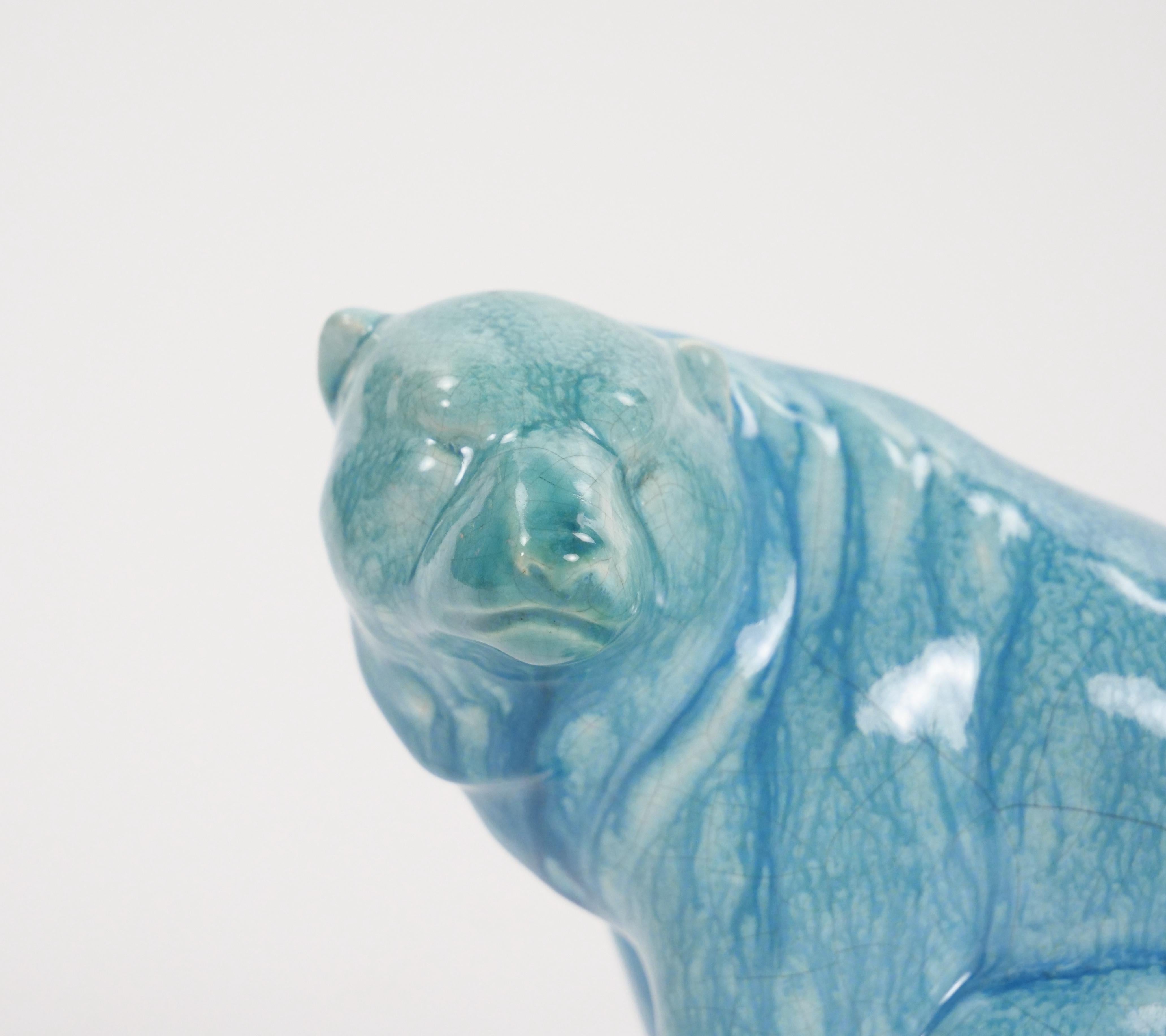 Vernissé Sculpture d'ours polaire en porcelaine Minton du milieu du 20e siècle - fond bleu ciel en vente