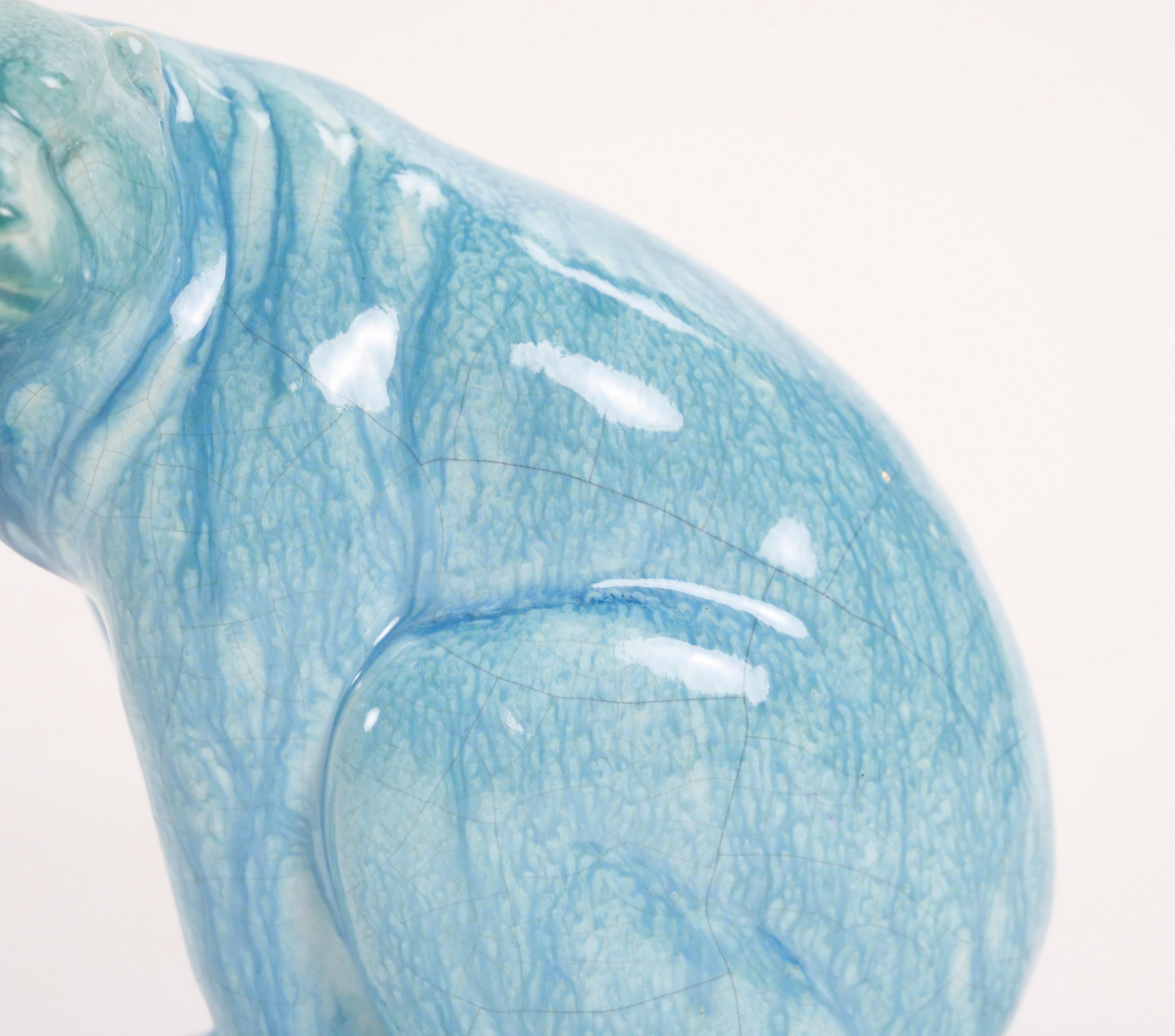 20ième siècle Sculpture d'ours polaire en porcelaine Minton du milieu du 20e siècle - fond bleu ciel en vente