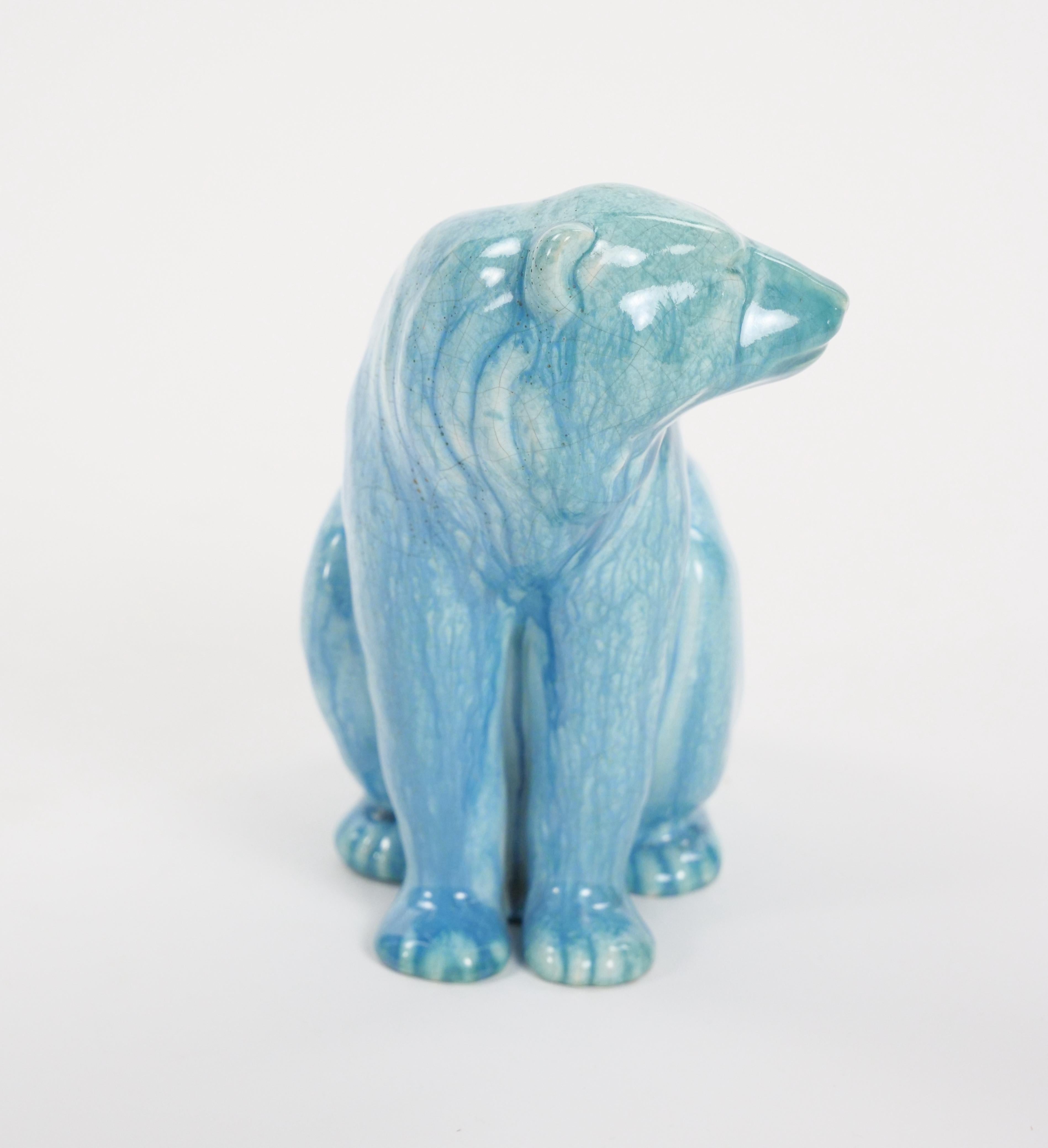Porcelaine Sculpture d'ours polaire en porcelaine Minton du milieu du 20e siècle - fond bleu ciel en vente