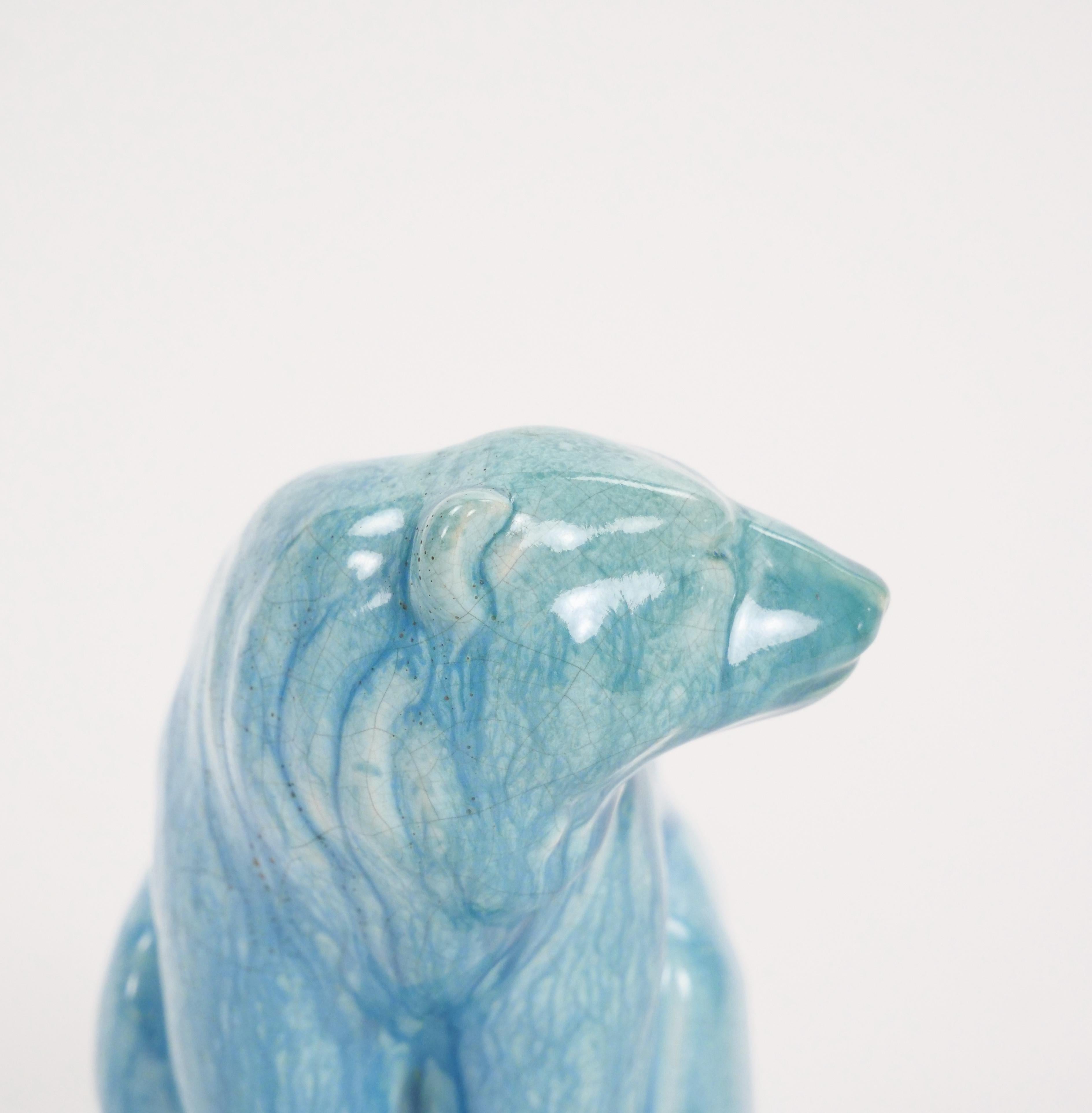 Sculpture d'ours polaire en porcelaine Minton du milieu du 20e siècle - fond bleu ciel en vente 1