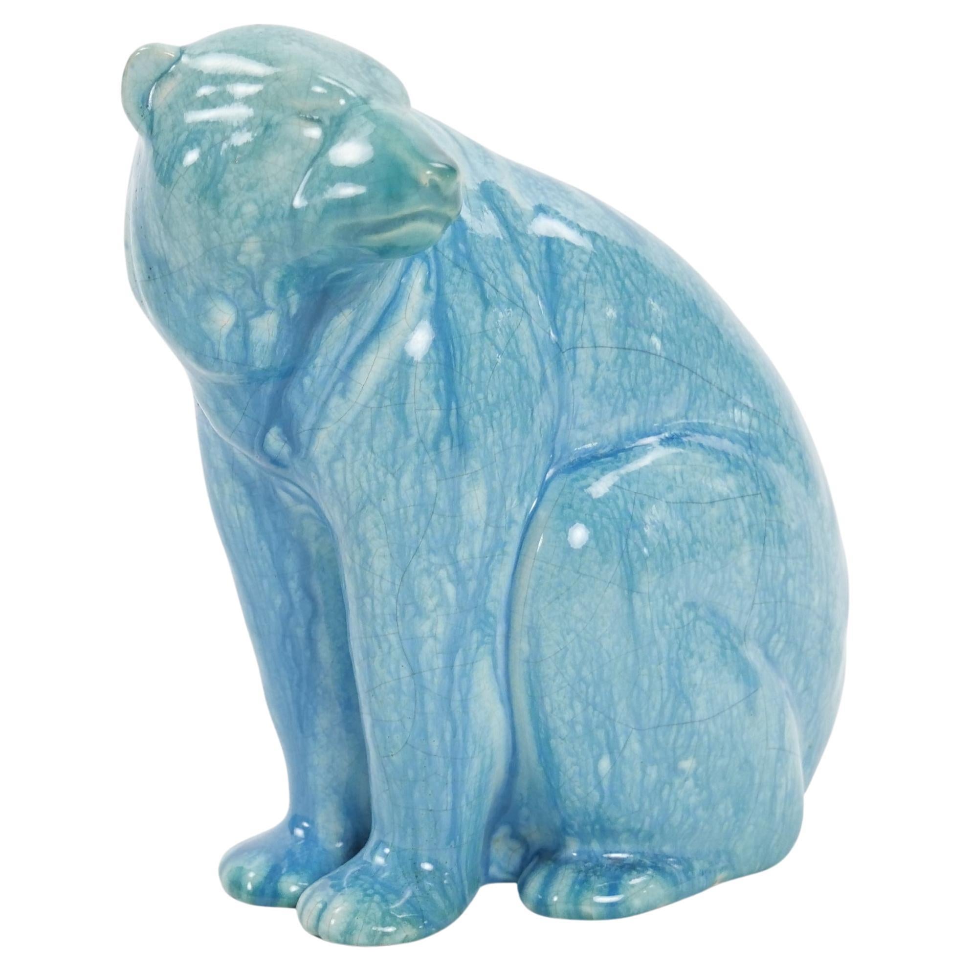 Sculpture d'ours polaire en porcelaine Minton du milieu du 20e siècle - fond bleu ciel en vente