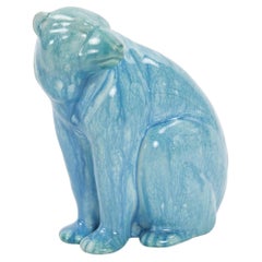 Sculpture d'ours polaire en porcelaine Minton du milieu du 20e siècle - fond bleu ciel
