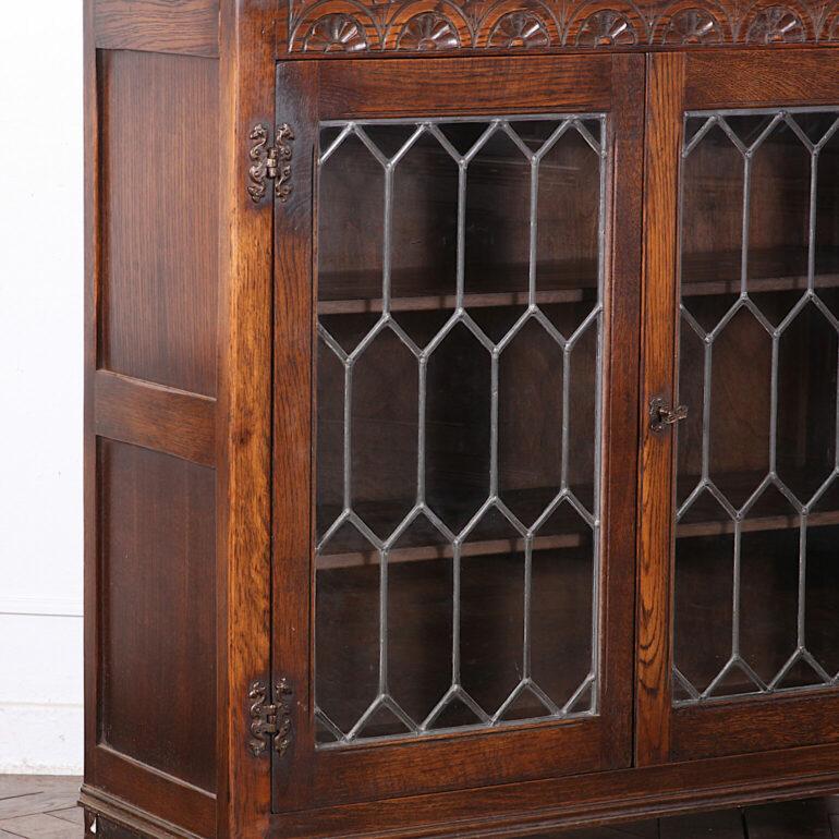 Mid-20th Century English Oak Bookcase with Leaded Glass In Good Condition In Vancouver, British Columbia