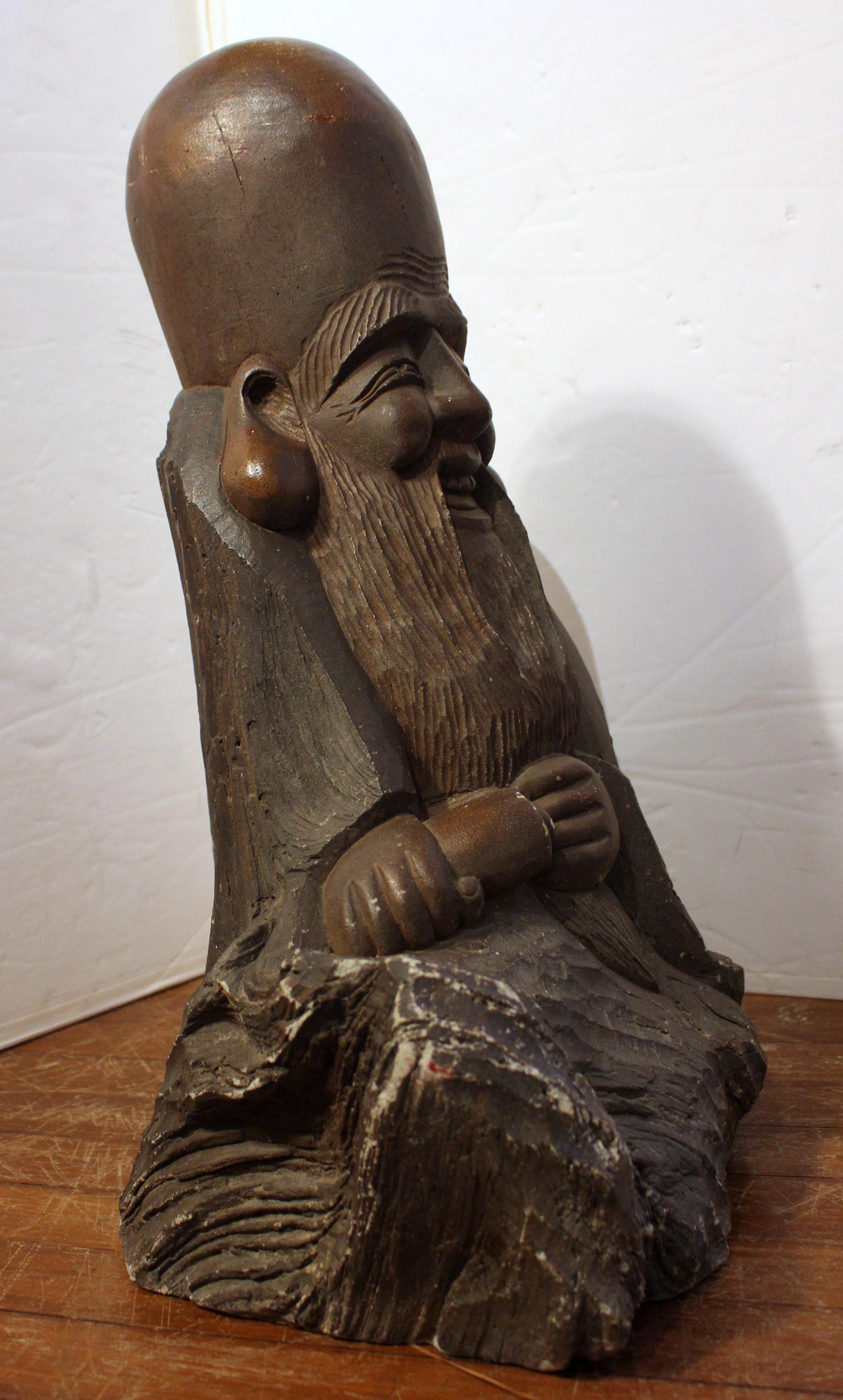 Figure du dieu de la longévité en pierre moulée d'exportation anglaise ou chinoise du milieu du 20e siècle. Finition bronzée, quelque peu dégradée. Une belle pièce à utiliser à l'extérieur ou à l'intérieur. La figure représente Shouxing, le dieu