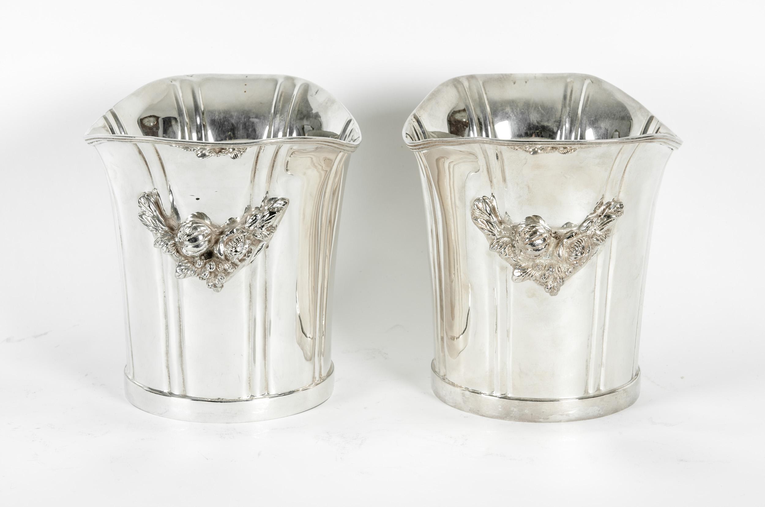 Mid-20th Century English Pair Silver Plated Ice Bucket or Wine Cooler In Excellent Condition In Tarry Town, NY