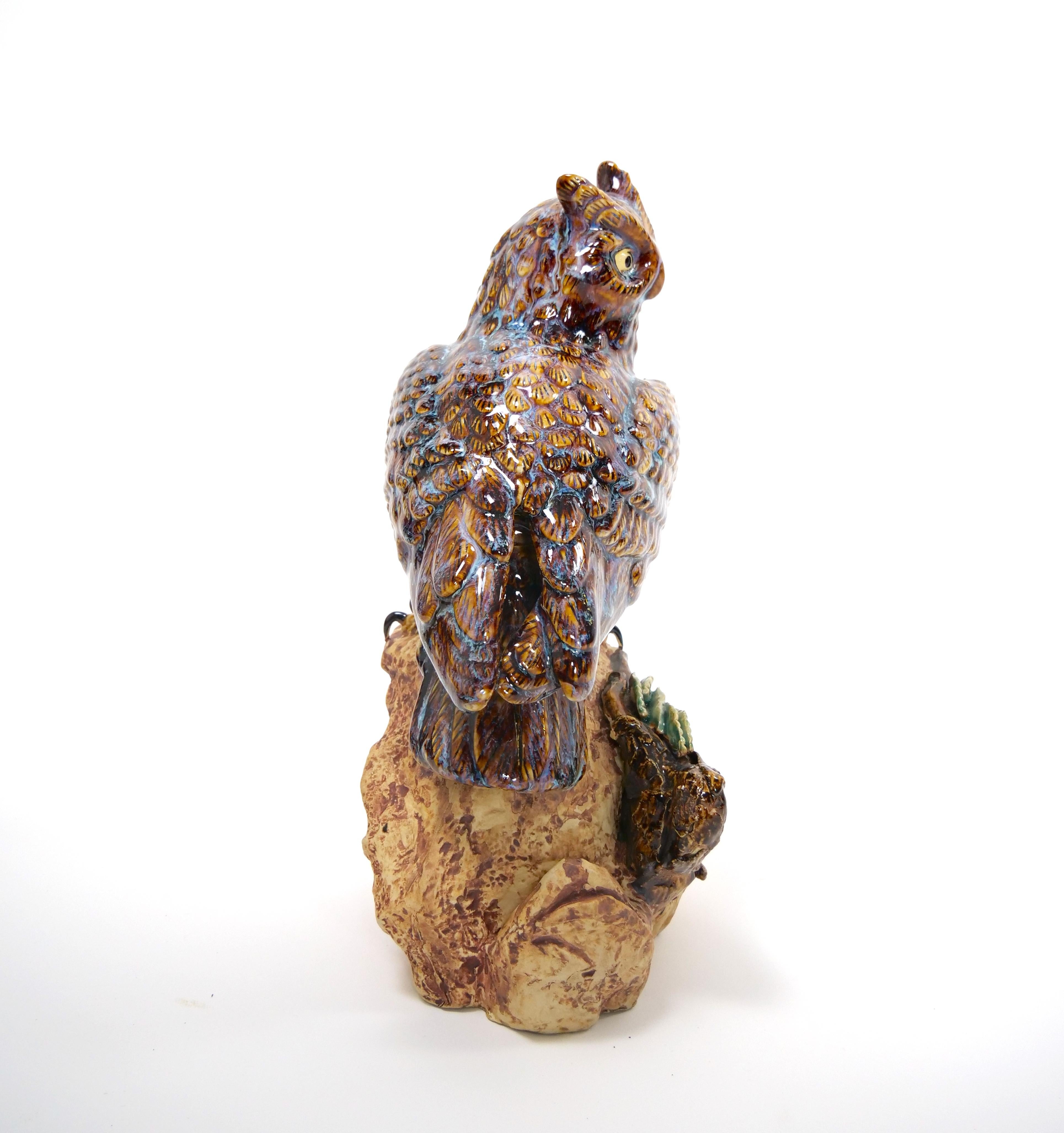 Esta hermosa escultura de búho decorativa de porcelana inglesa de mediados del siglo XX es una encantadora adición a cualquier buena colección. La escultura muestra un majestuoso búho posado con gracia en el tronco de un árbol, que destila elegancia