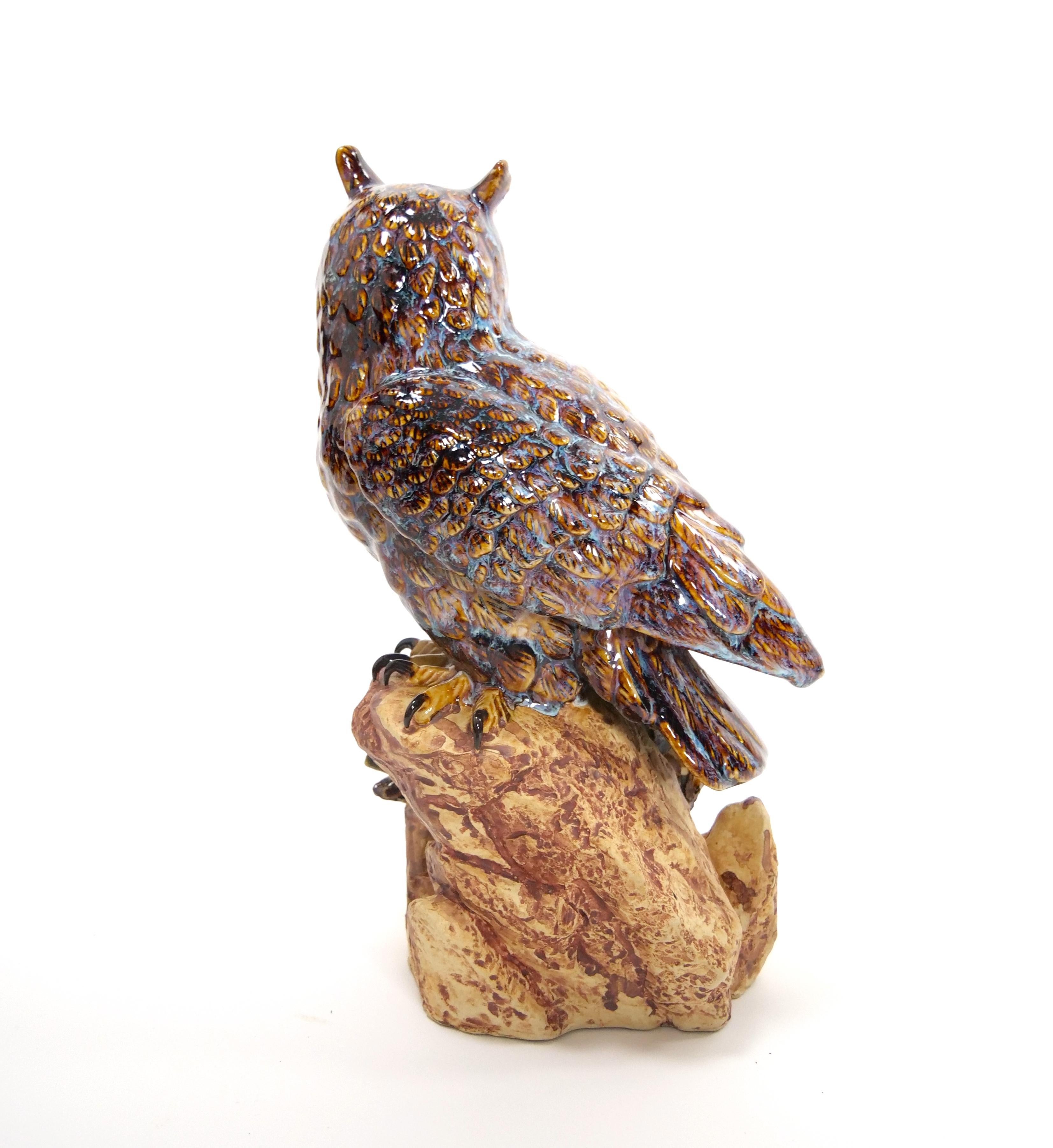 Escultura búho decorativa de porcelana inglesa de mediados del siglo XX Glaseado en venta