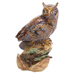 Escultura búho decorativa de porcelana inglesa de mediados del siglo XX