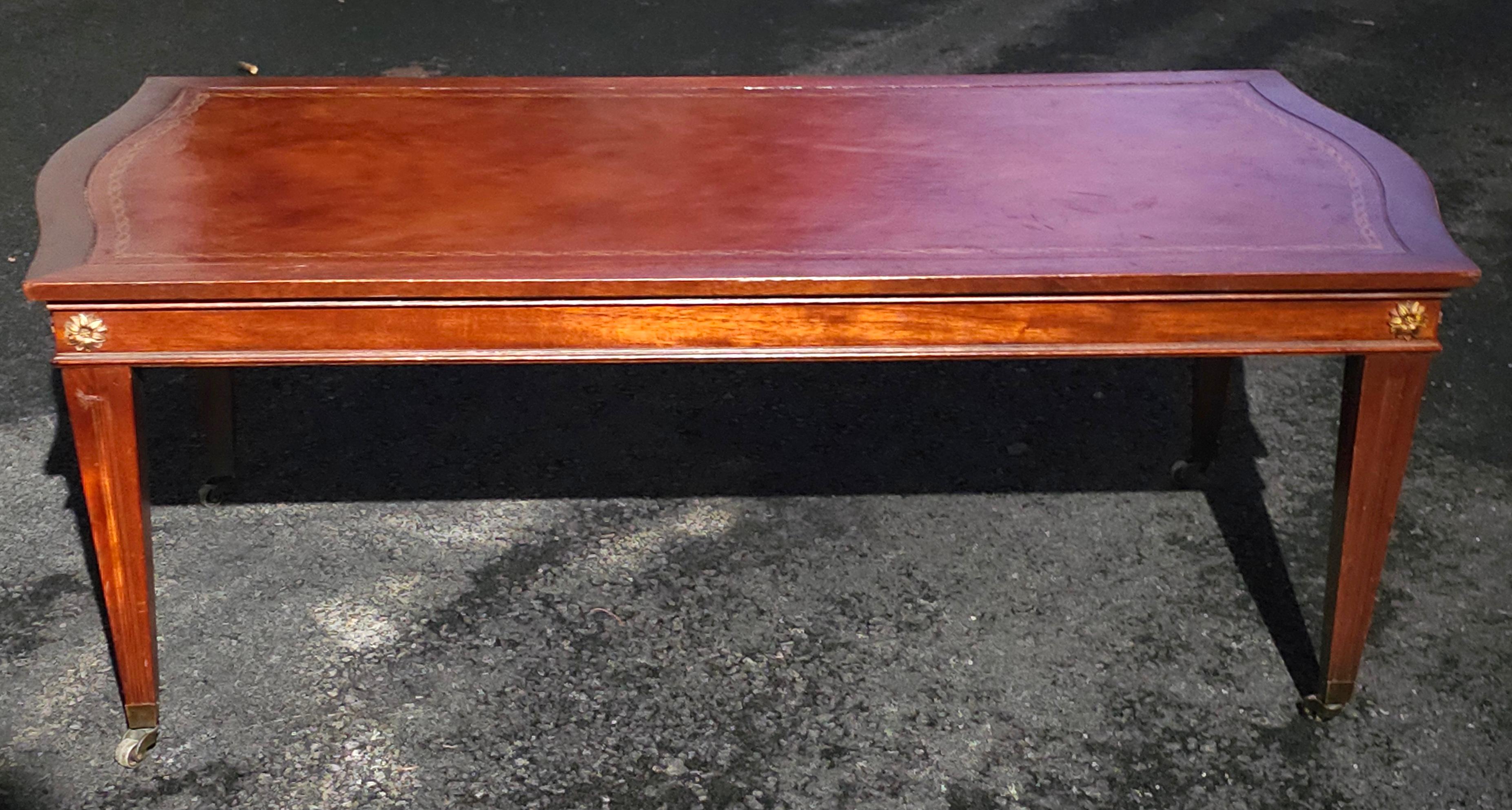 Table basse en acajou et cuir peint au pochoir, style Régence anglaise, milieu du 20e siècle en vente 2
