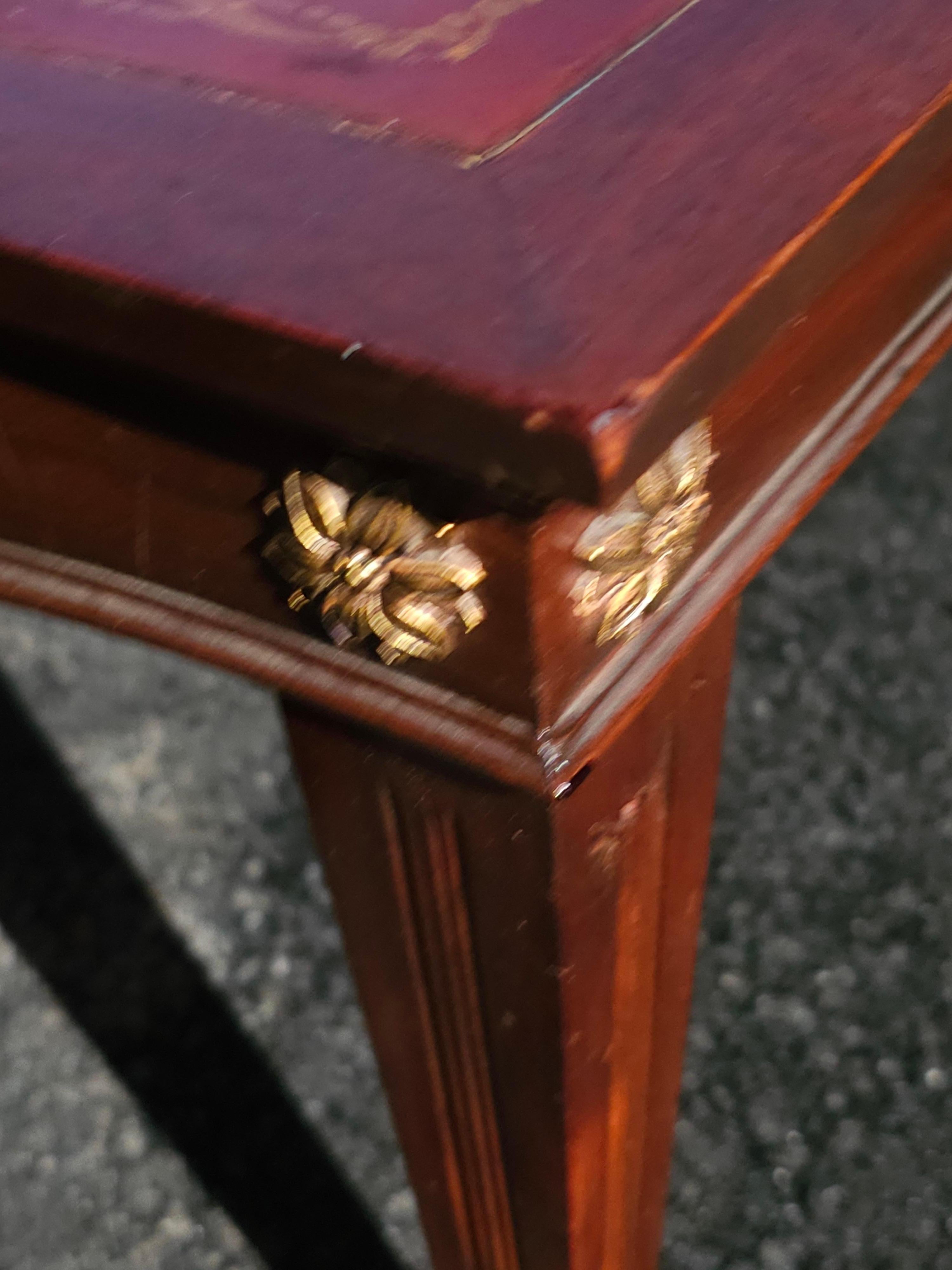 Table basse en acajou et cuir peint au pochoir, style Régence anglaise, milieu du 20e siècle en vente 3