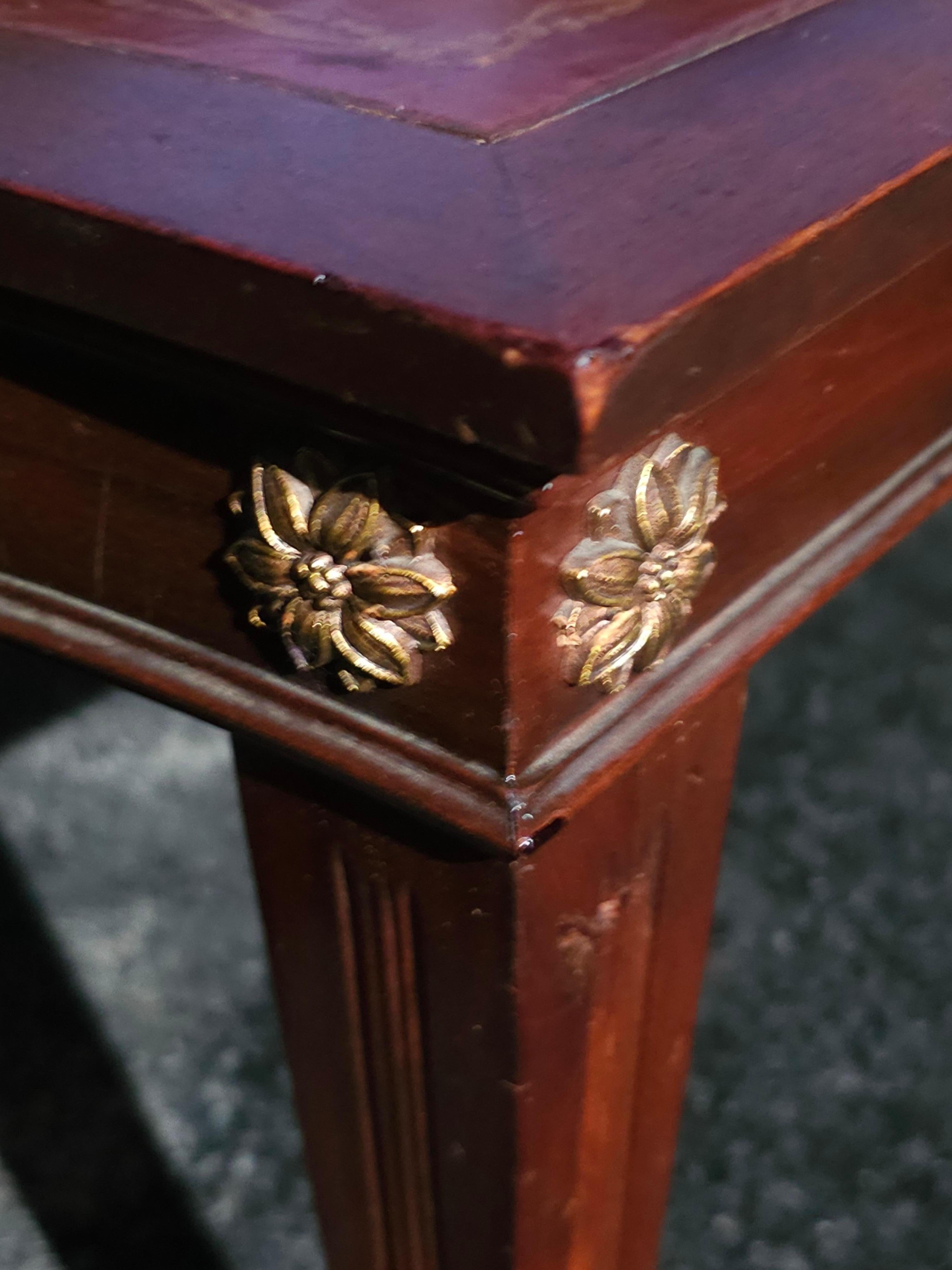 Table basse en acajou et cuir peint au pochoir, style Régence anglaise, milieu du 20e siècle en vente 5