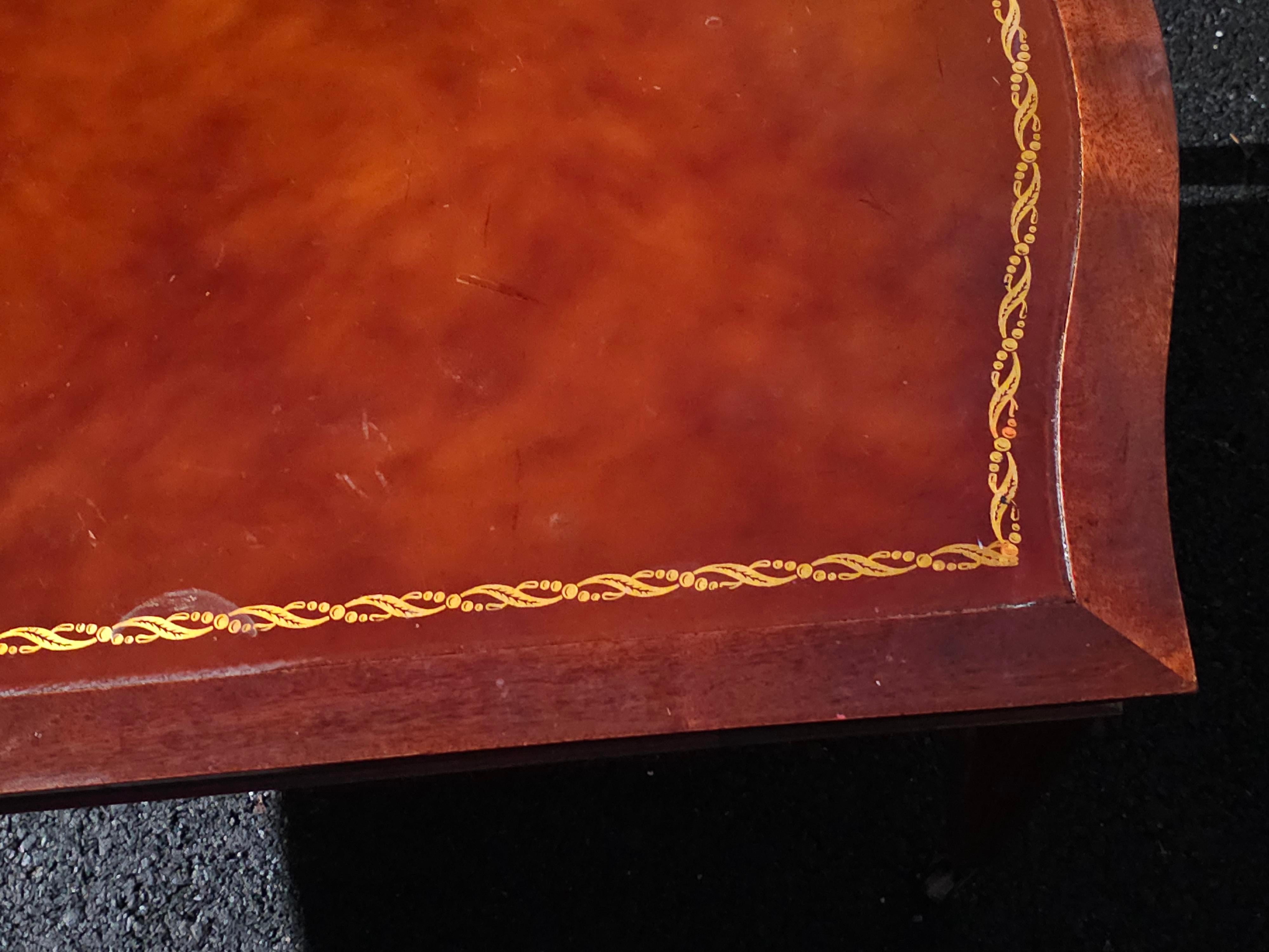 Table basse en acajou et cuir peint au pochoir, style Régence anglaise, milieu du 20e siècle en vente 6