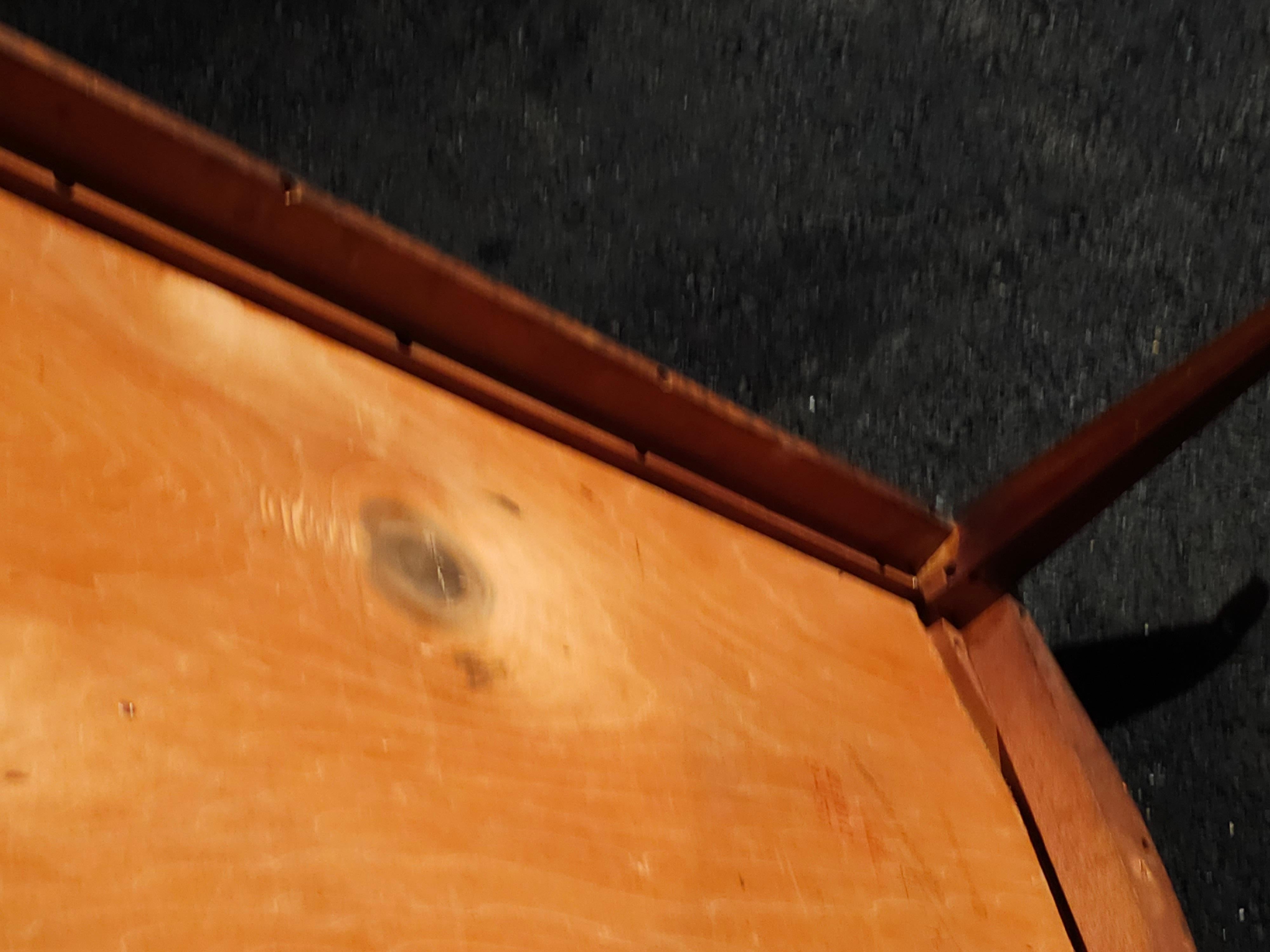 Table basse en acajou et cuir peint au pochoir, style Régence anglaise, milieu du 20e siècle en vente 7