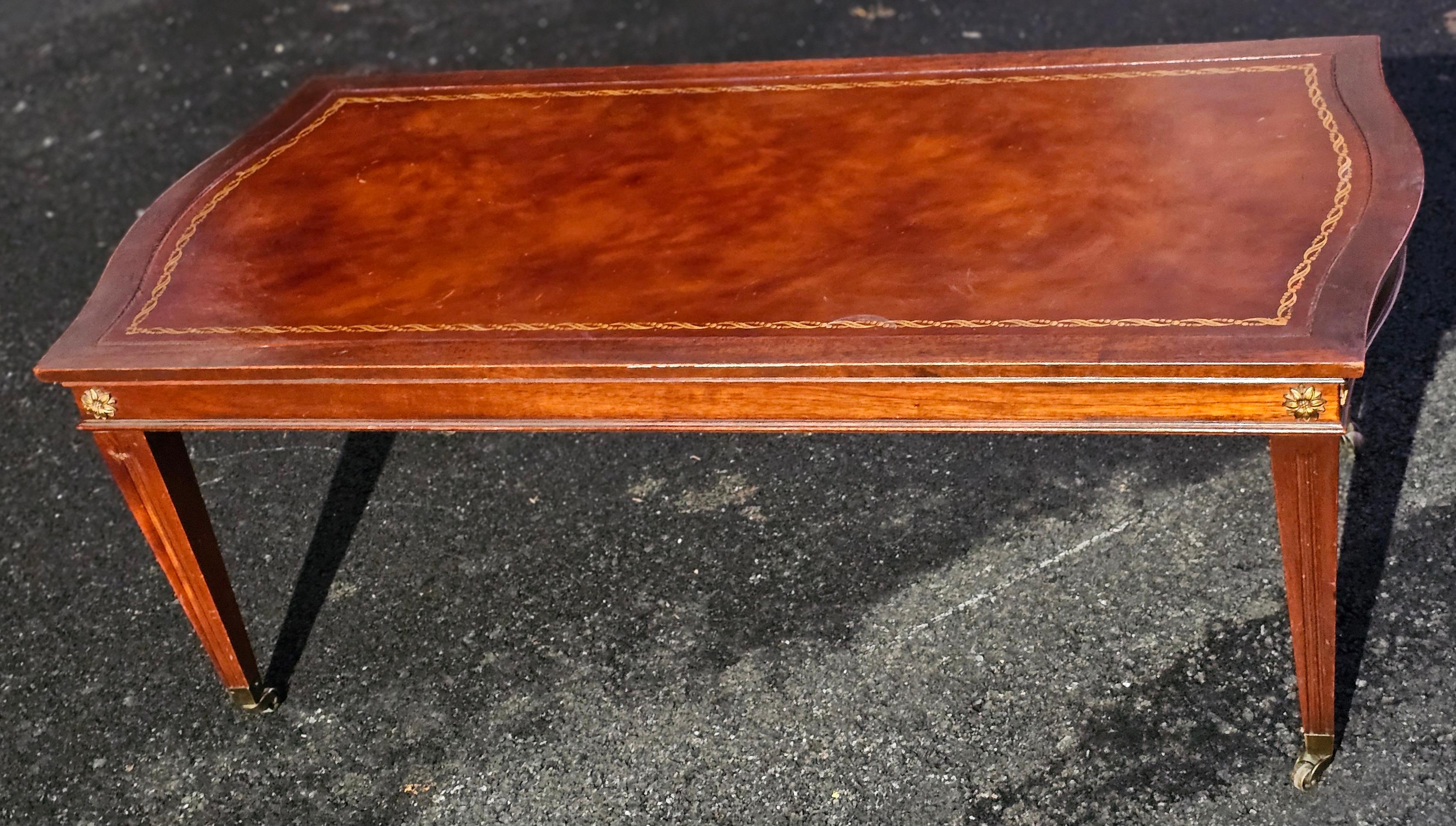 Regency Table basse en acajou et cuir peint au pochoir, style Régence anglaise, milieu du 20e siècle en vente