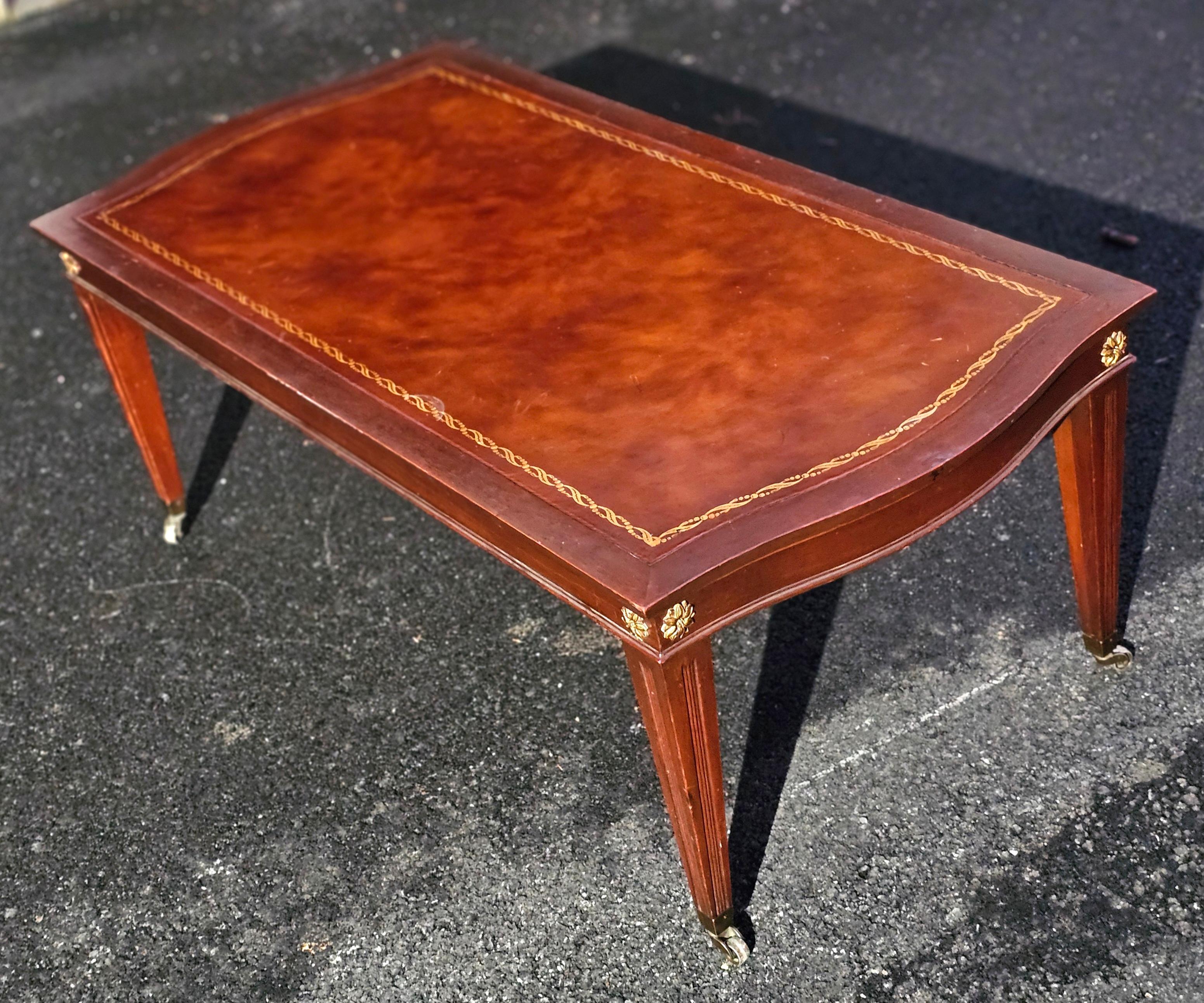 Américain Table basse en acajou et cuir peint au pochoir, style Régence anglaise, milieu du 20e siècle en vente