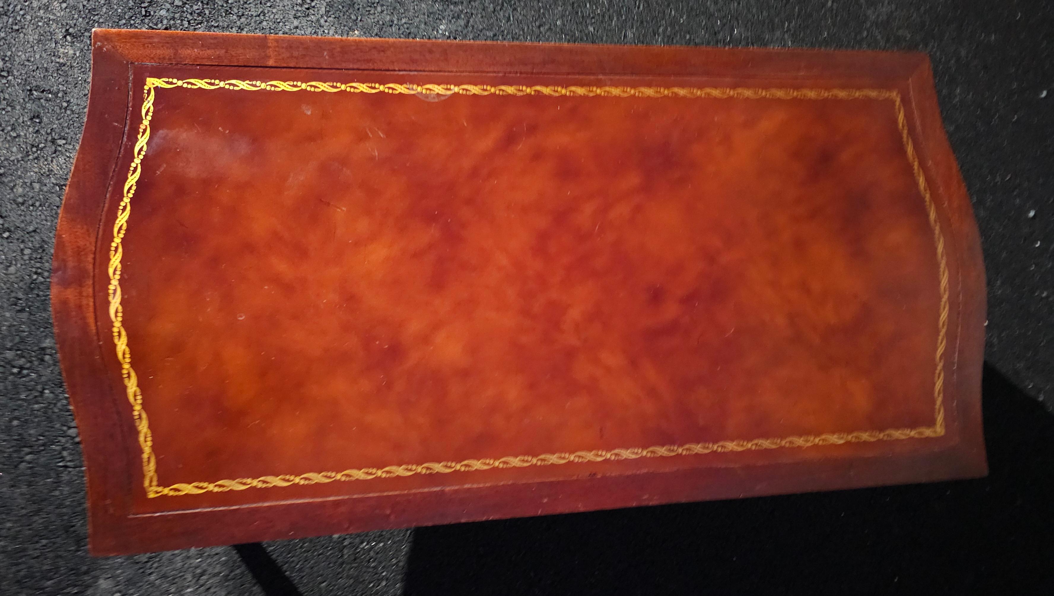 Autre Table basse en acajou et cuir peint au pochoir, style Régence anglaise, milieu du 20e siècle en vente