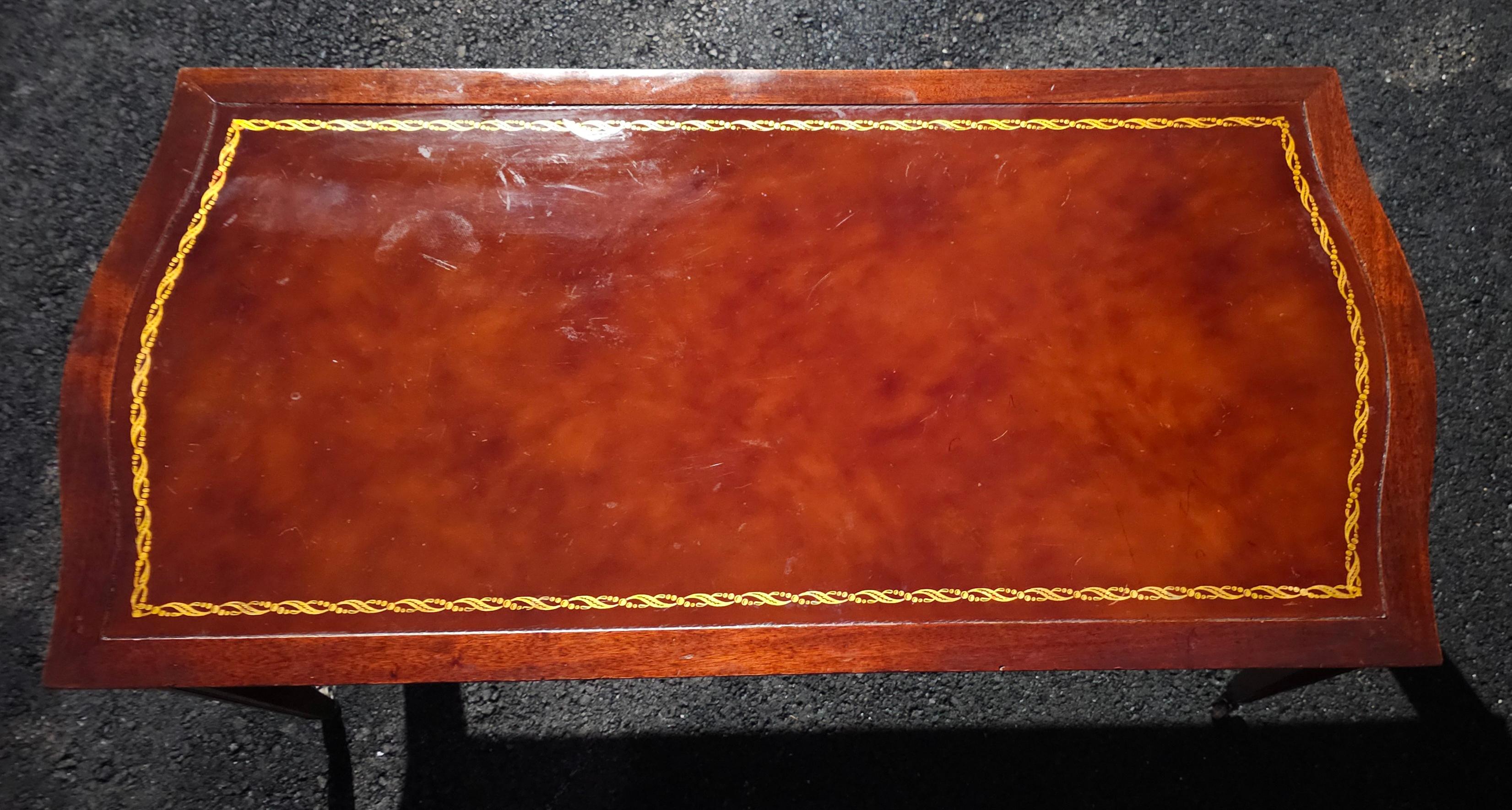 Table basse en acajou et cuir peint au pochoir, style Régence anglaise, milieu du 20e siècle Bon état - En vente à Germantown, MD