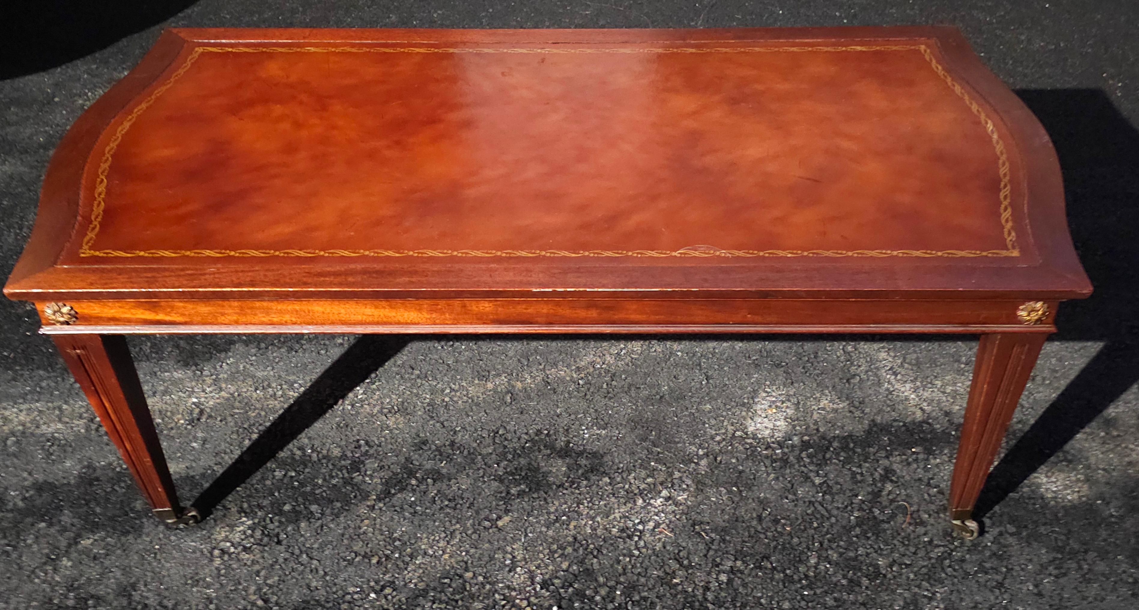 Acajou Table basse en acajou et cuir peint au pochoir, style Régence anglaise, milieu du 20e siècle en vente