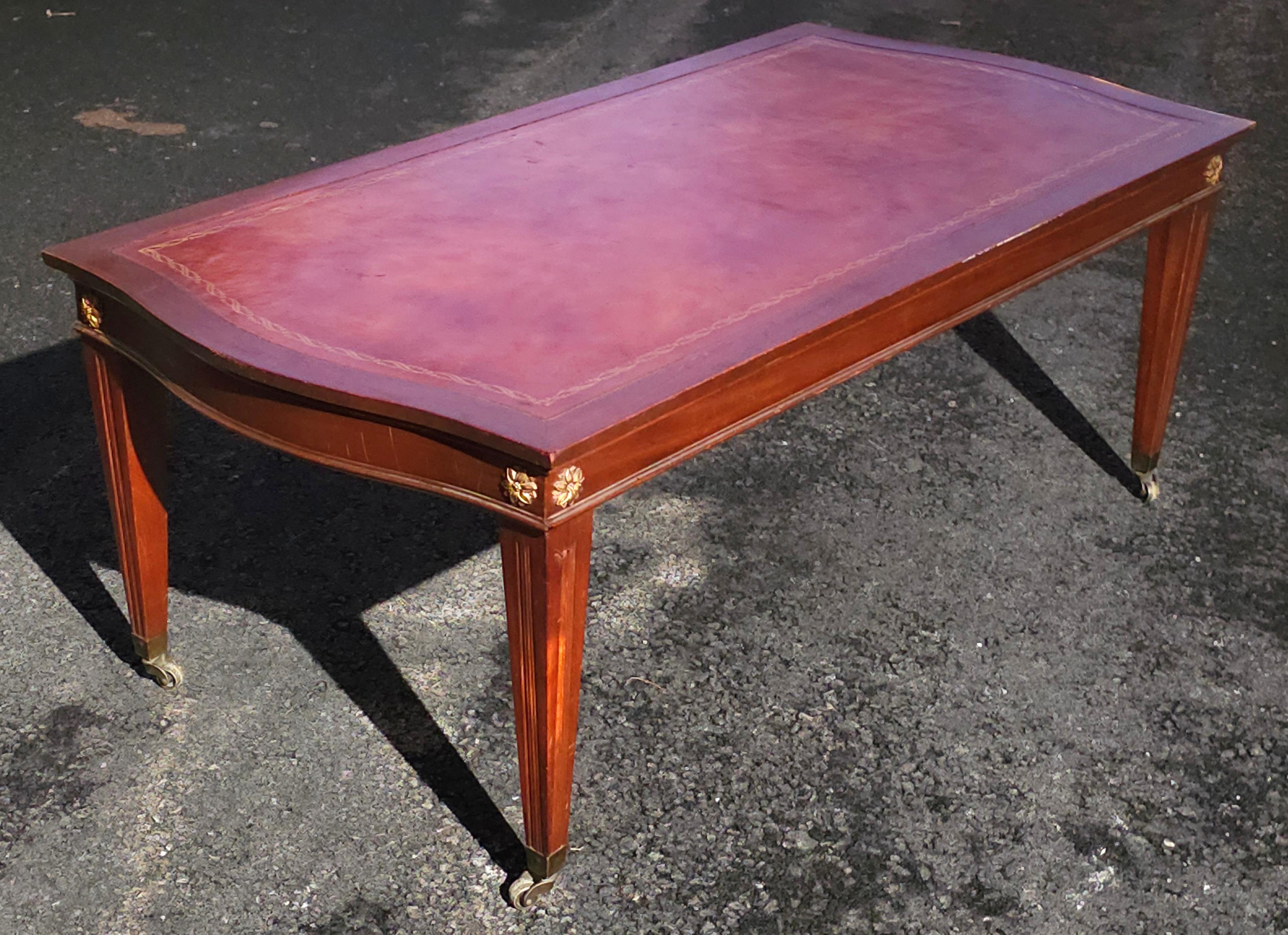 Table basse en acajou et cuir peint au pochoir, style Régence anglaise, milieu du 20e siècle en vente 1
