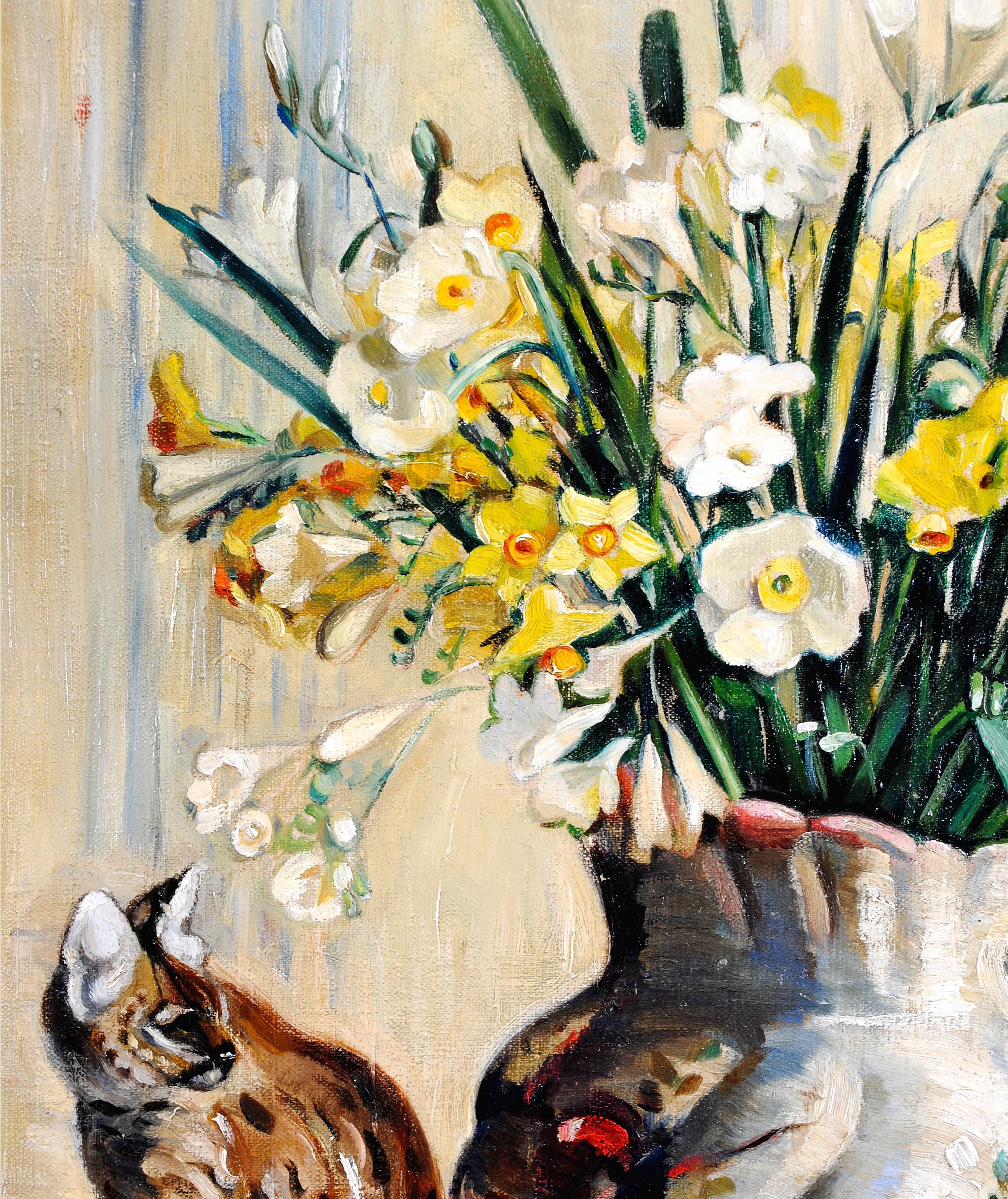 Fiori, gatto e libro - Pittura a olio English Impressionist della metà del XX secolo - Still-Life Painting Beige di Mid 20th Century English School