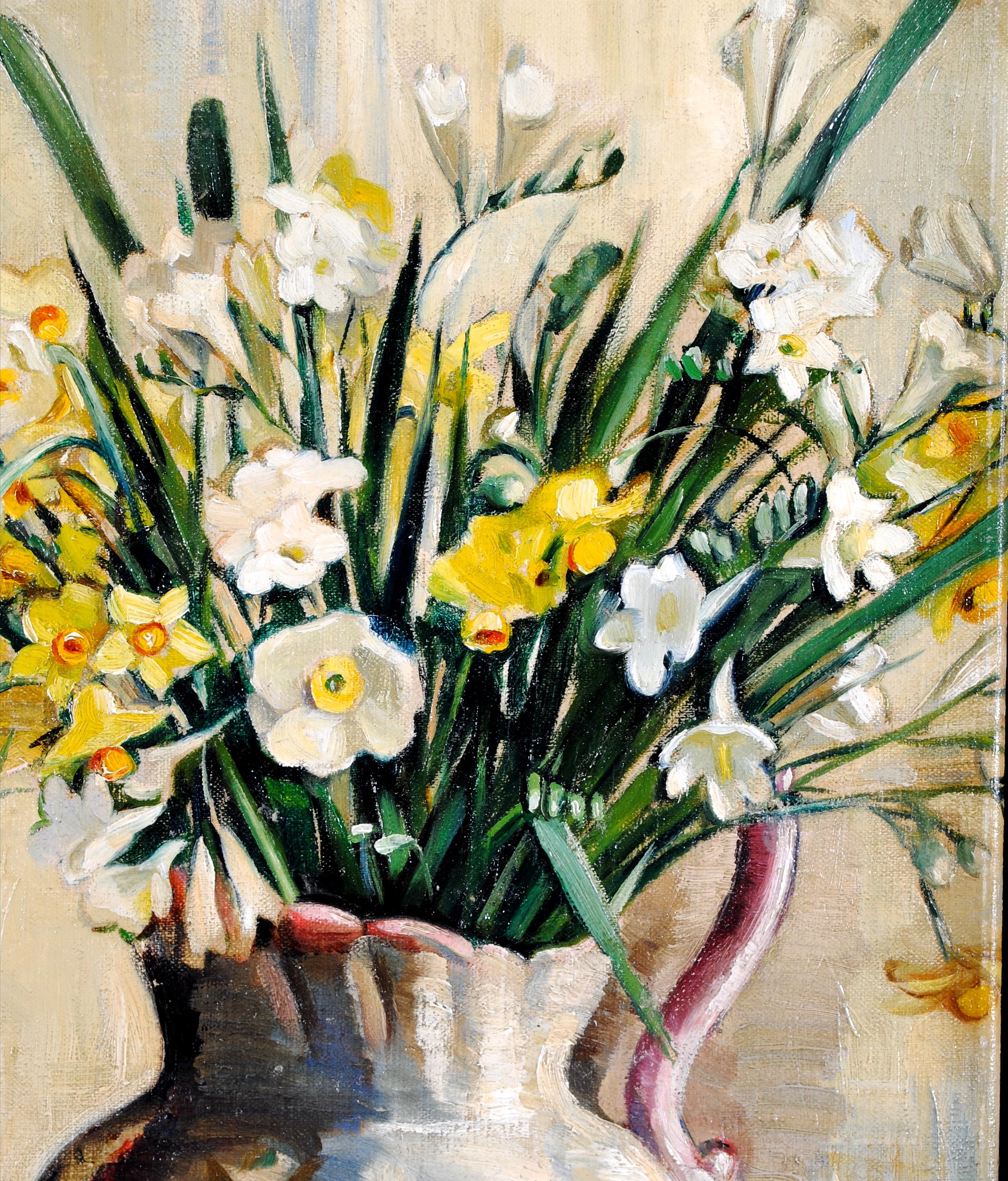 Una bellissima natura morta su tela di English Impressionist della metà del XX secolo che raffigura un grande mazzo di fiori in un vaso, con un gatto e un libro su un tavolo.

Artista: English School, metà del XX secolo
Titolo: Fiori, gatti e