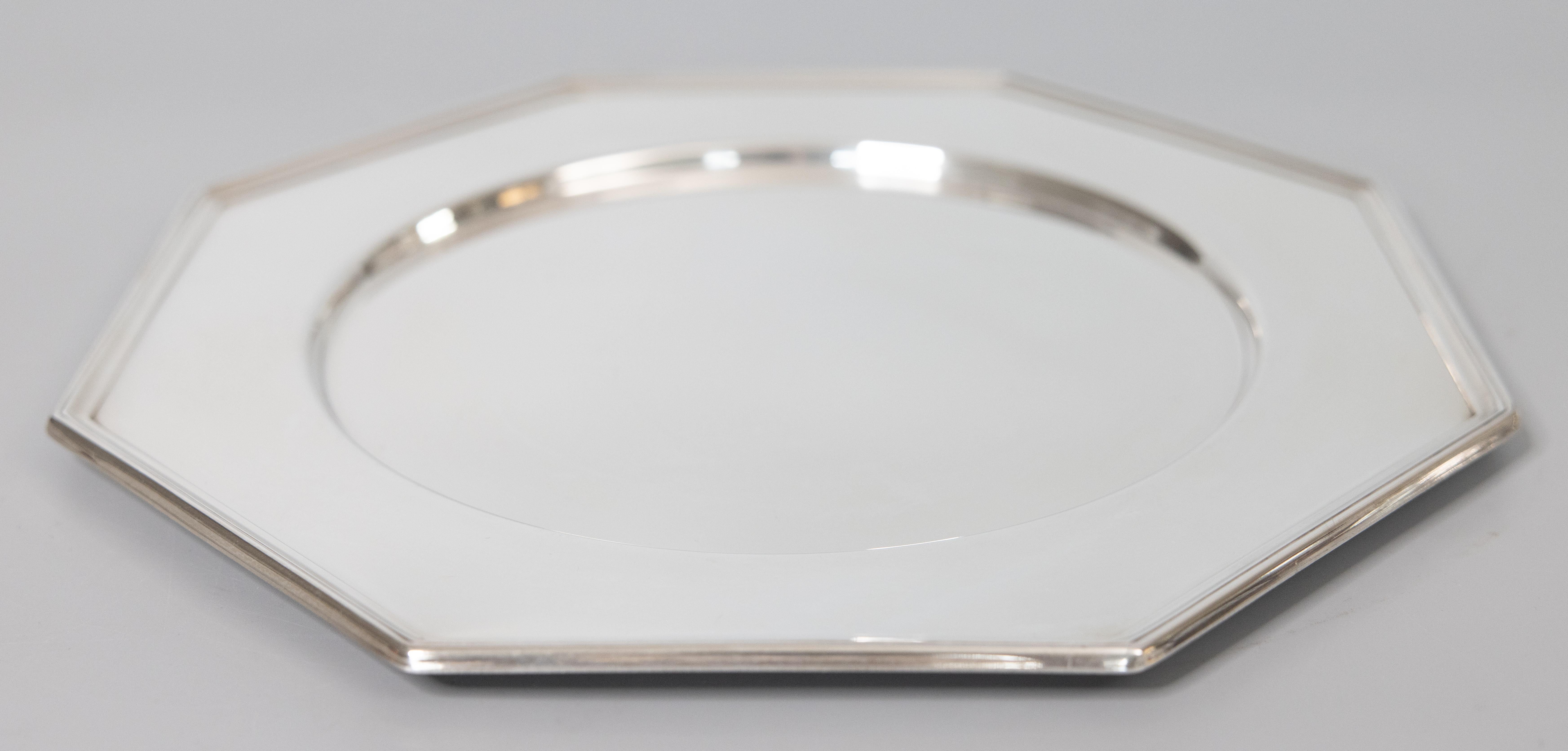 A superb English silverplated octagonal barware drinks tray. No maker's mark. This fine tray has a stylish octagonal shape would be lovely for serving or for display. Its sleek design and clean lines make it perfect for the modern