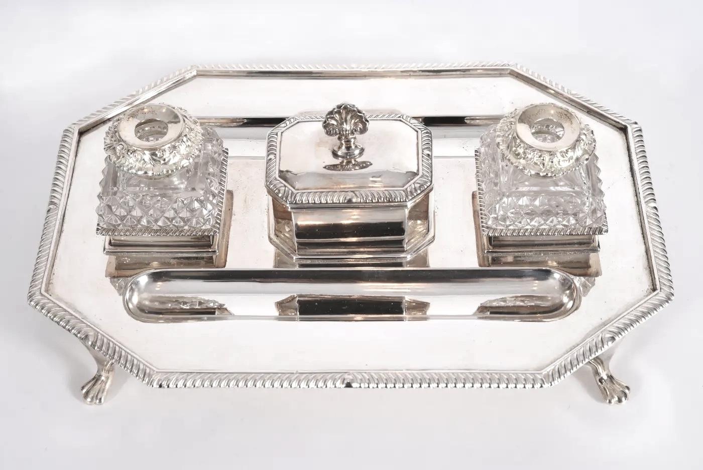 Giorgio III Stand con piedini in argento della metà del XX secolo con calamai in vetro tagliato in vendita