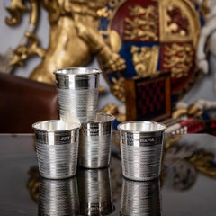4 gobelets anglais « Just A Thimbleful » en métal argenté du milieu du 20e siècle, vers 1950