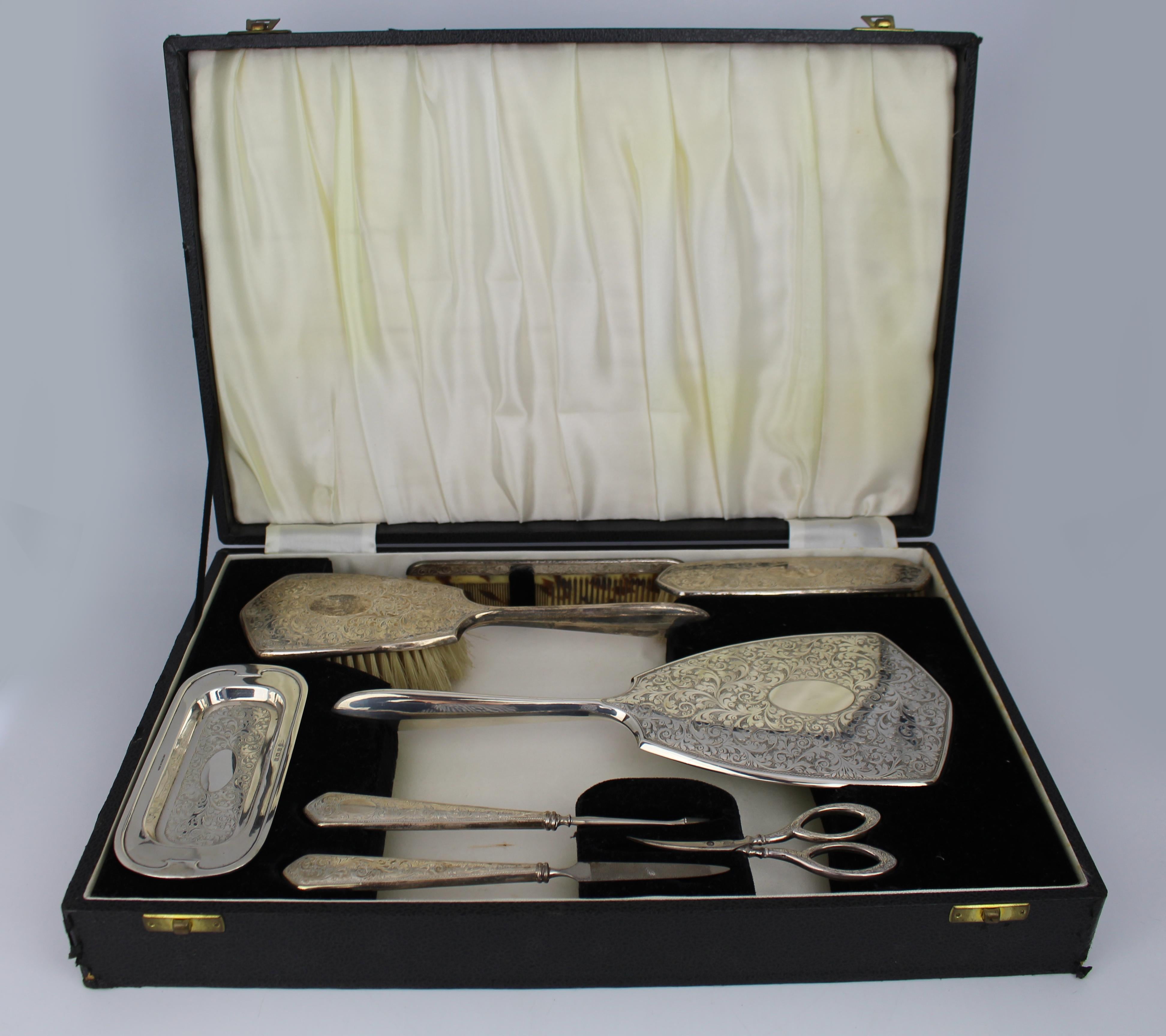 Mid-20th Century English Sterling Silver Vanity Set by Charles S. Green & Co Ltd, Birmingham 1947

An elegant and finely made English sterling silver vanity or dressing table set, fully hallmarked for Birmingham, 1947, by the distinguished maker