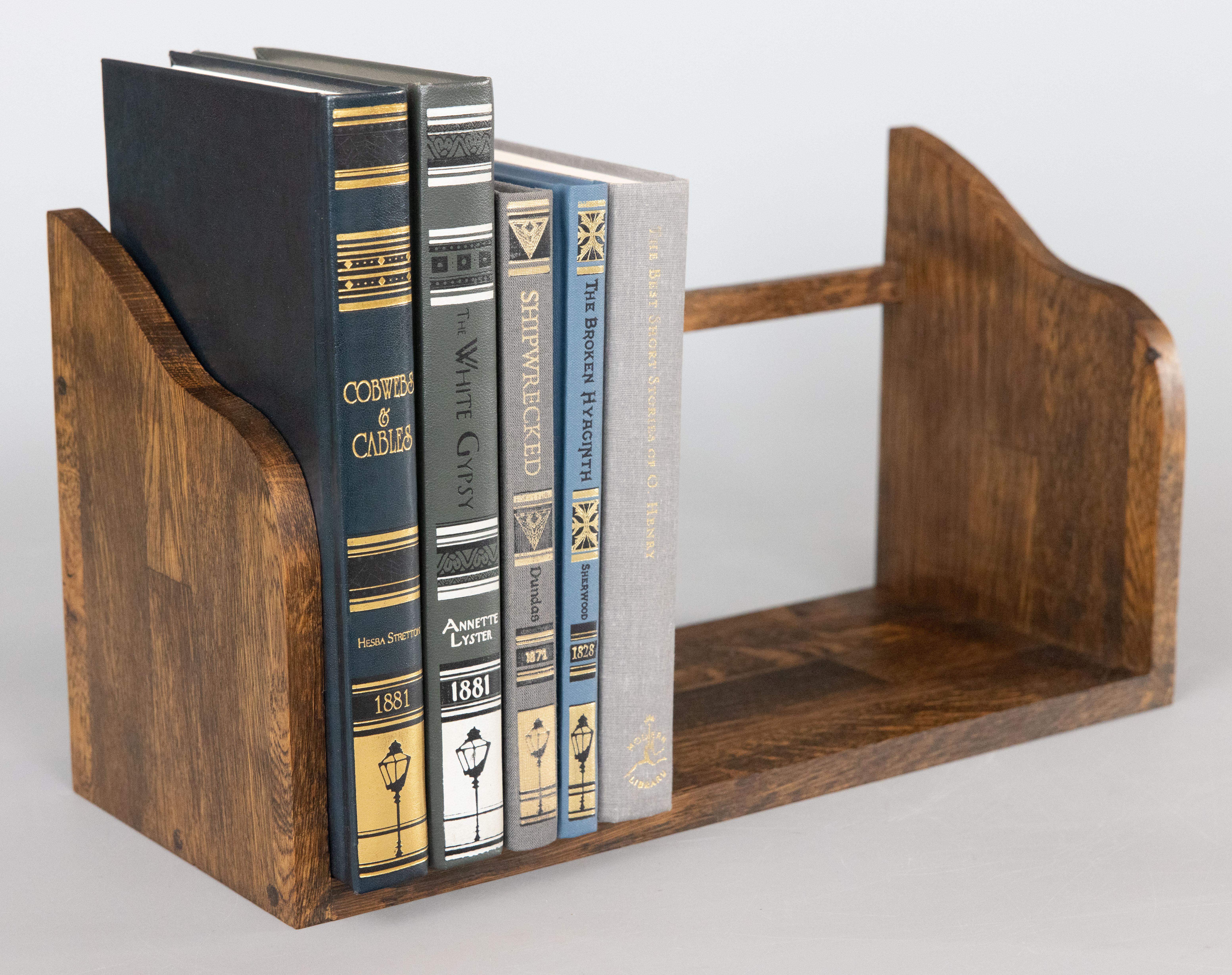 A fine vintage Mid-Century English tiger oak book trough / book rack / book stand, circa 1950. This stylish table top book stand is well made with a lovely figured grain, a sleek design and clean lines, perfect for the modern home. It would make a