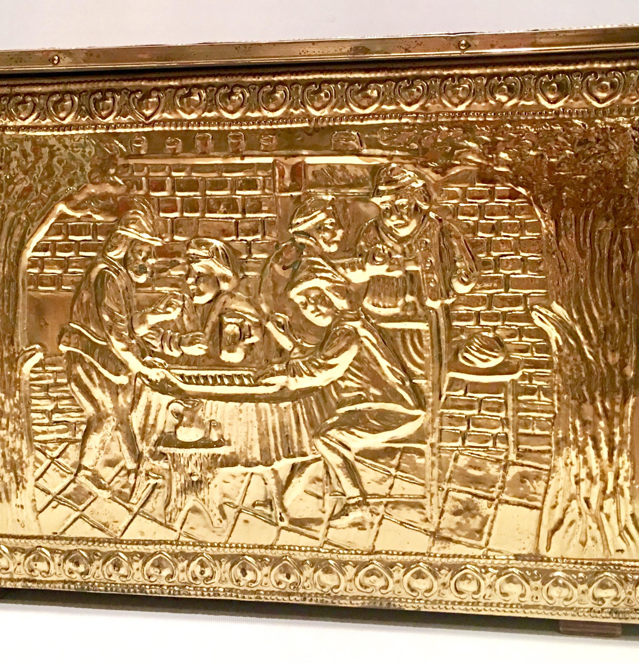 Mid-20th Century English Wood and Brass Repousse Storage Box In Good Condition In West Palm Beach, FL
