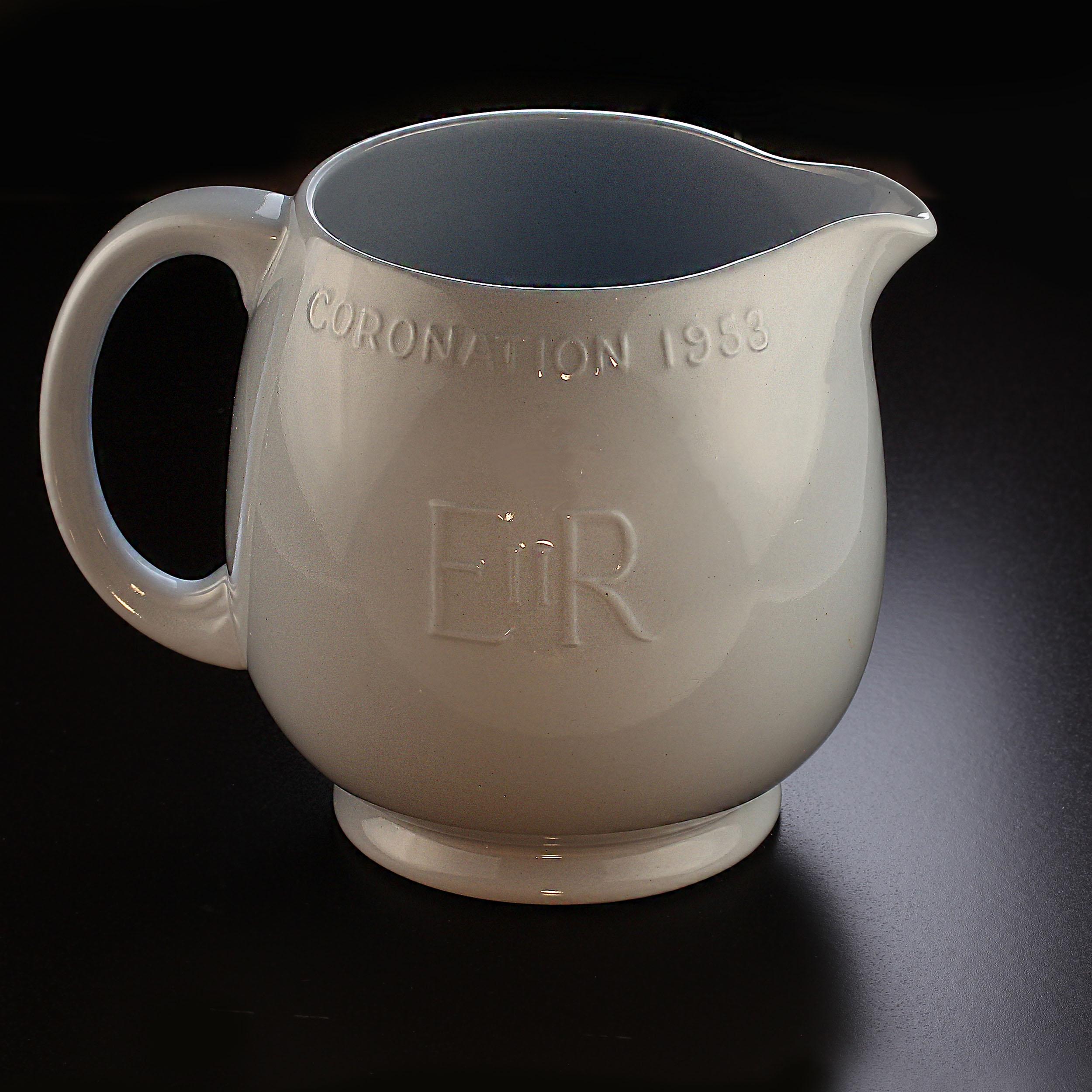 Johnson Bros Jarra de la Coronación - ERII, Isabel II 1953
Celebra un momento histórico con esta jarra vintage Johnson Bros 