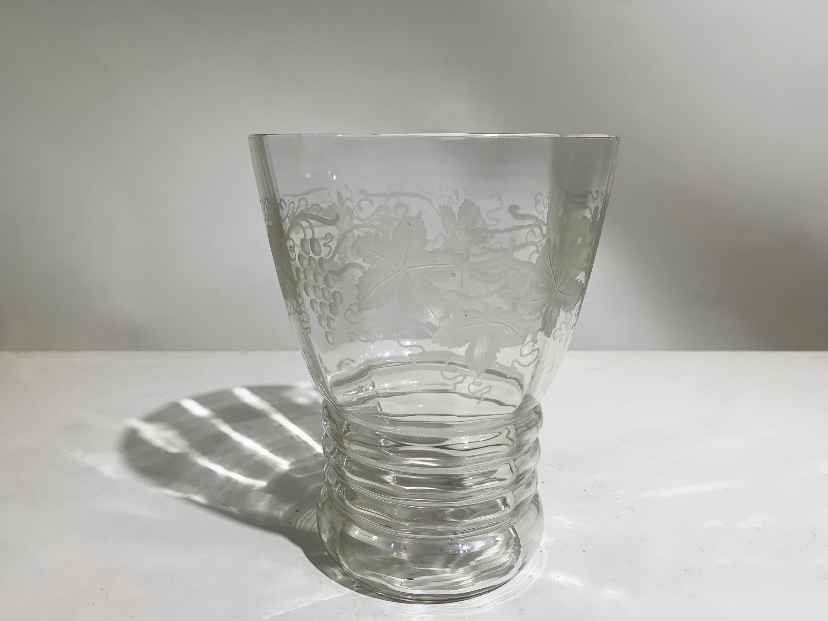 Vase aus französischem Vintage-Kristall mit zarter Säureätzung, die ein elegantes Motiv aus Trauben und Weinblättern zeigt, das die Vase umgibt.
