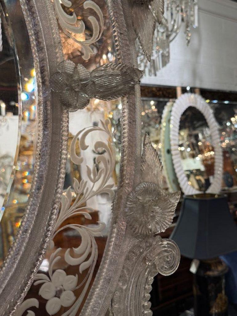 Miroir vénitien gravé du milieu du 20e siècle Bon état - En vente à Dallas, TX