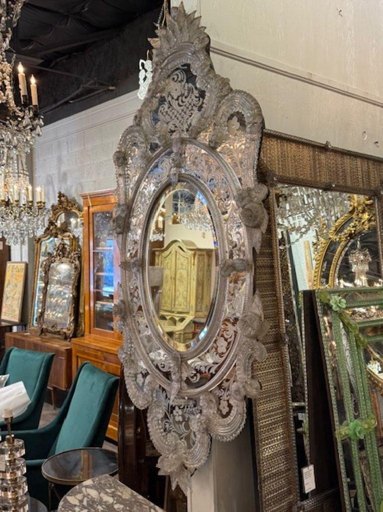 Verre Miroir vénitien gravé du milieu du 20e siècle en vente