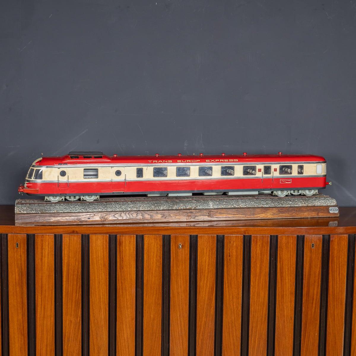 Modello della metà del XX secolo del TEE (Trans Europ Express), che ha solcato i binari europei per la prima volta nel 1957 e ha completato il suo viaggio nel 1995. Durante il suo illustre servizio, ha collegato 130 città in tutta Europa, dalla