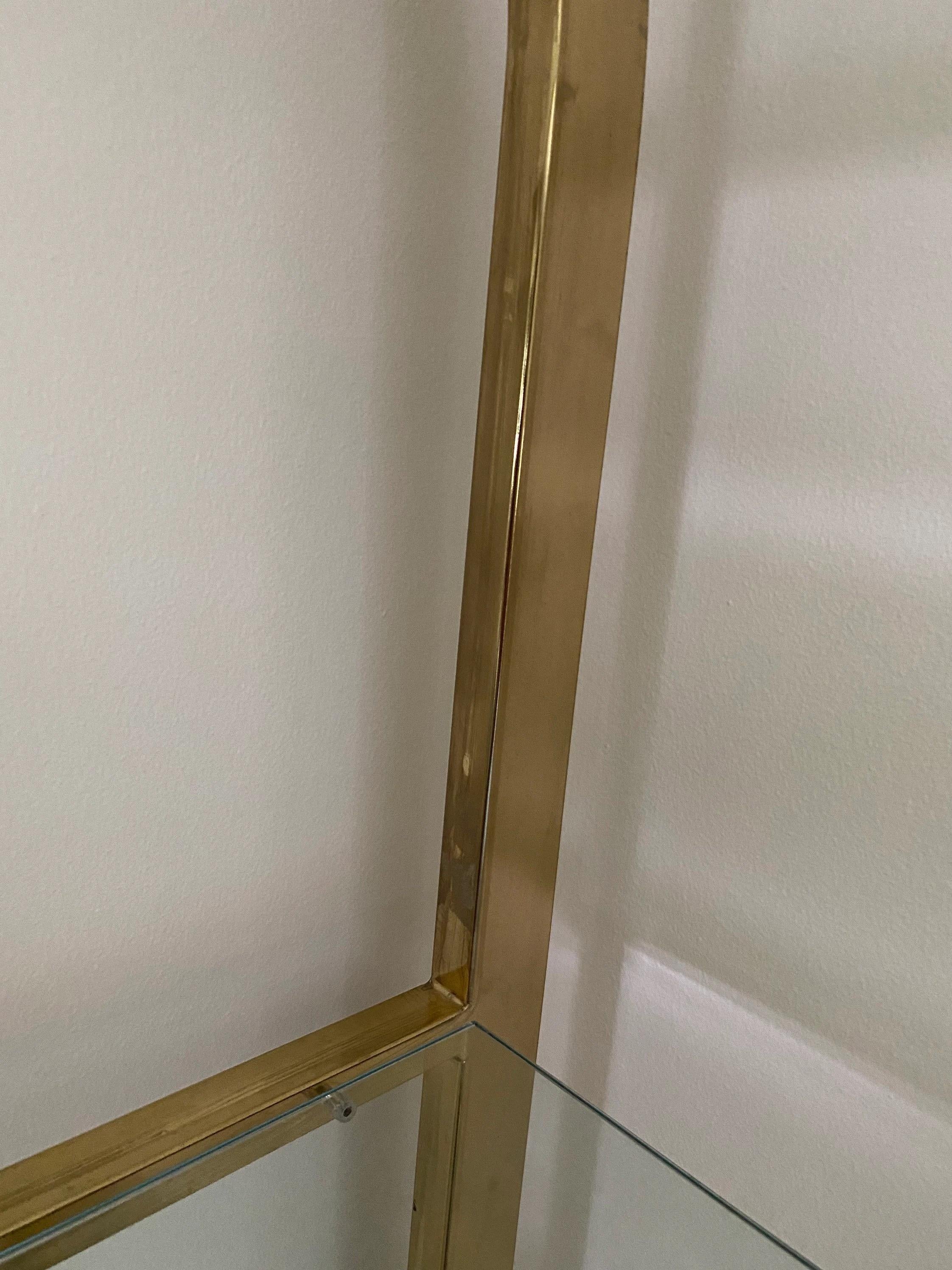 Ausziehbare Dia-Messing-Etagere aus der Mitte des 20. Jahrhunderts im Stil von Milo Baughman (Glas) im Angebot