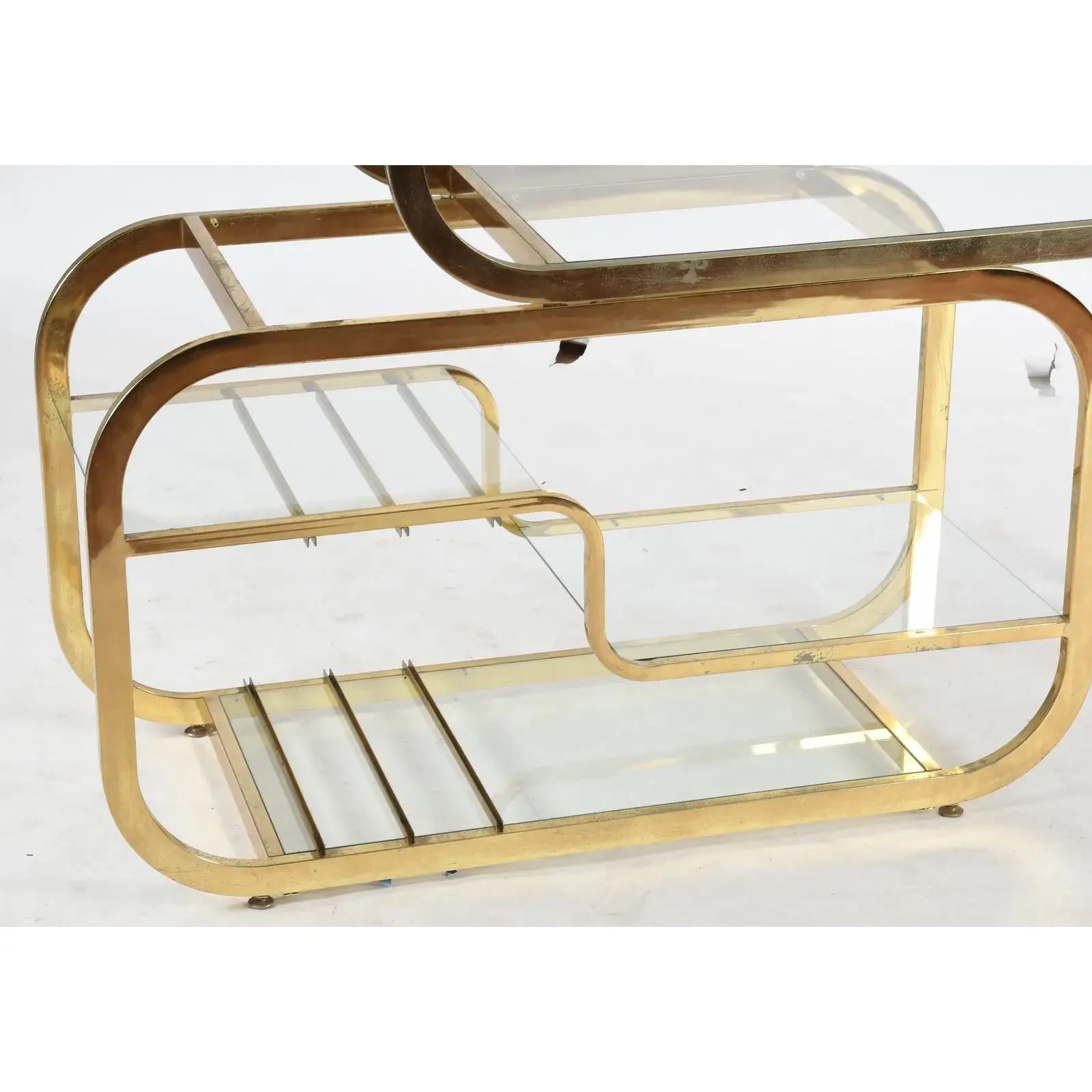 Hollywood Regency Etagere espandibile in ottone Dia della metà del XX secolo nello stile di Milo Baughman in vendita