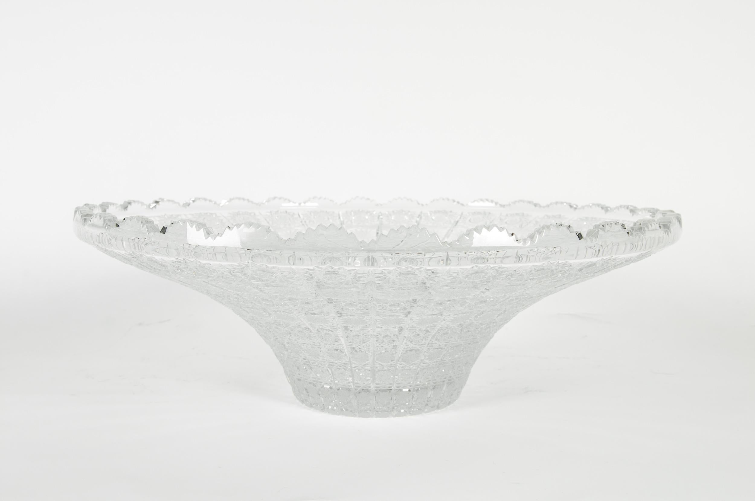 Mid-20th Century Exquisite Cut Crystal Center Piece Bowl In Good Condition In Tarry Town, NY