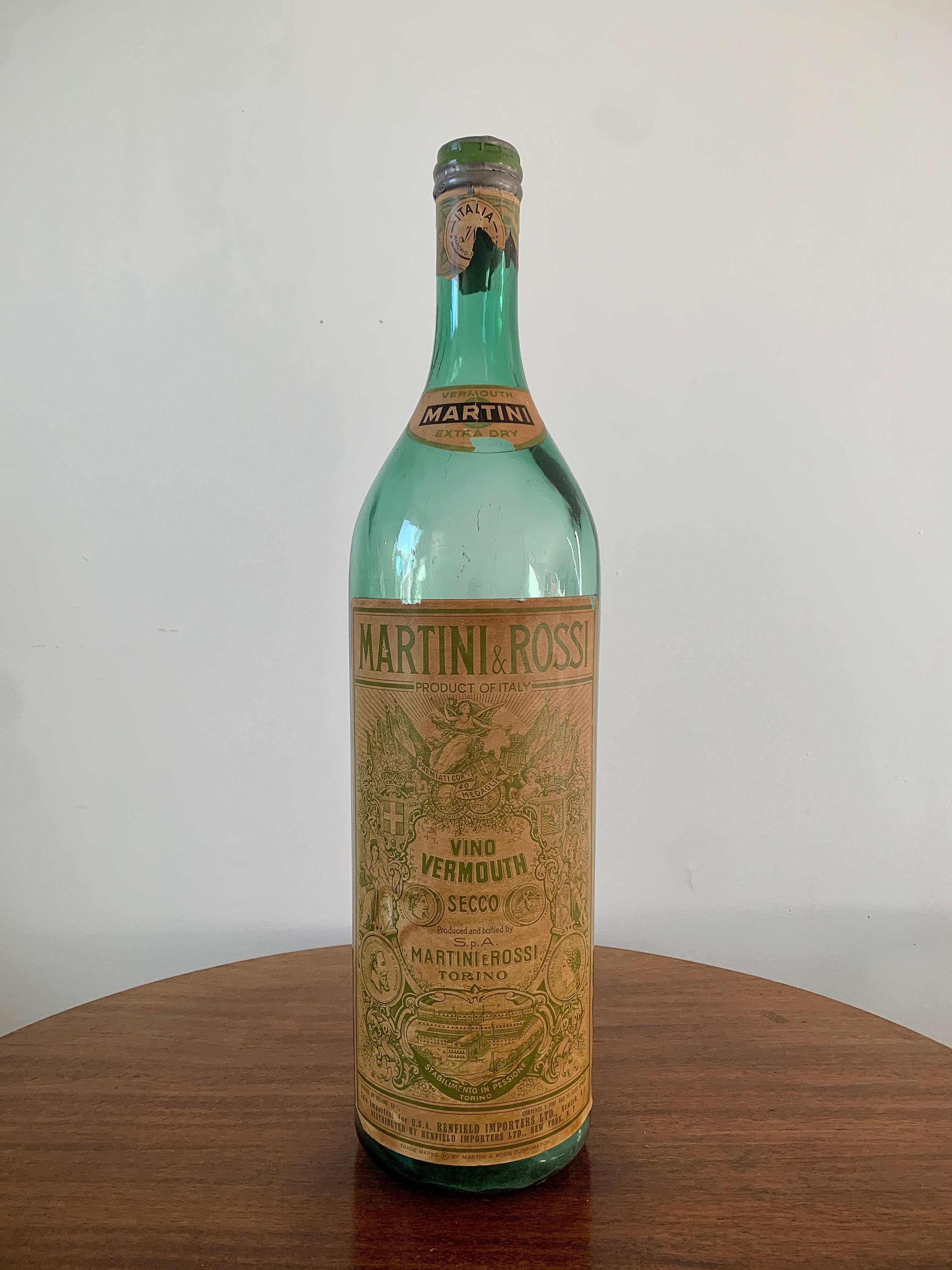 Una fantastica bottiglia di vermouth in vetro con etichetta originale

Da Martini & Rossi

Italia, circa metà del XX secolo

Misure: 5 