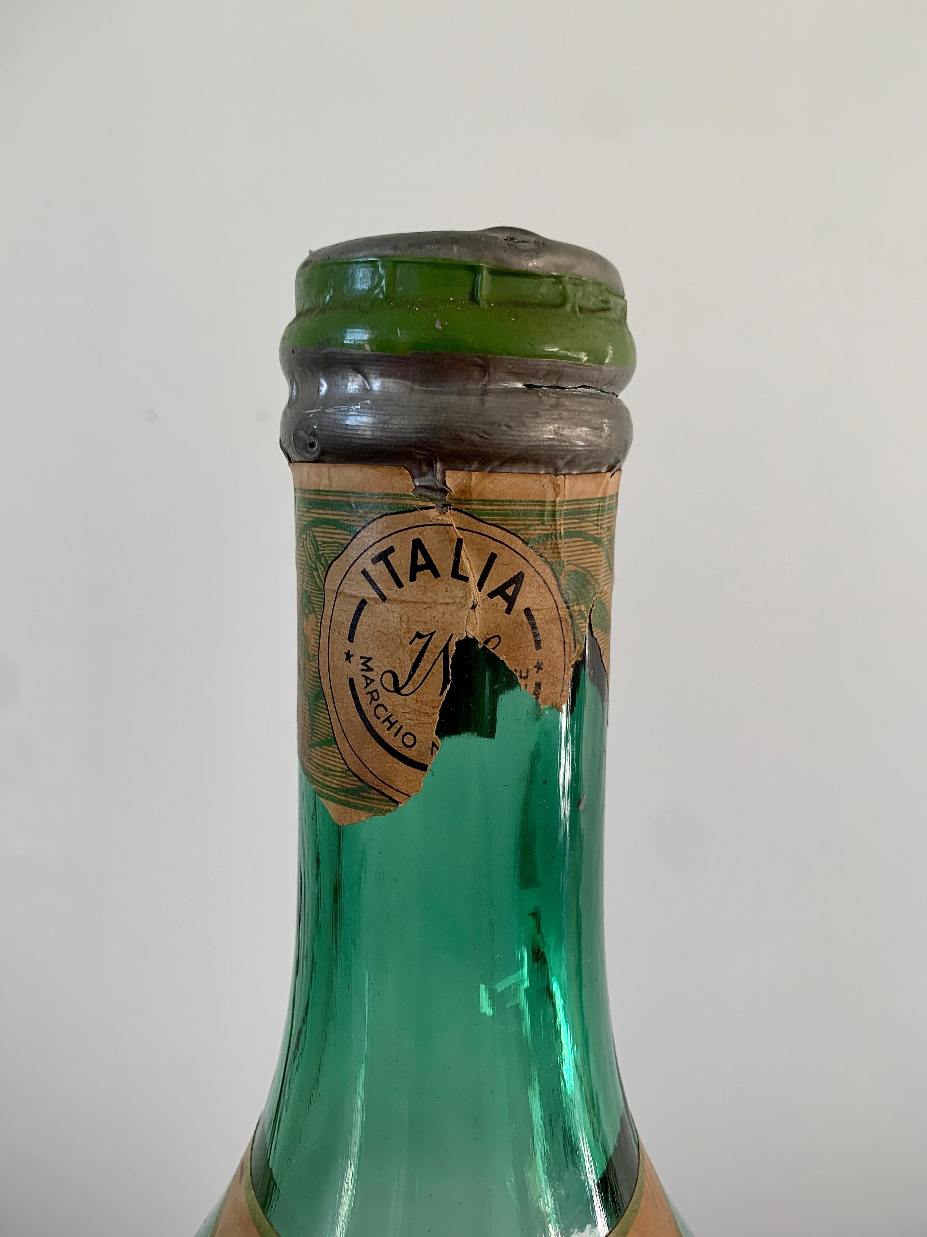 Mid-Century moderno Bottiglia di vetro Martini & Rossi Vermouth extra large della metà del XX secolo in vendita