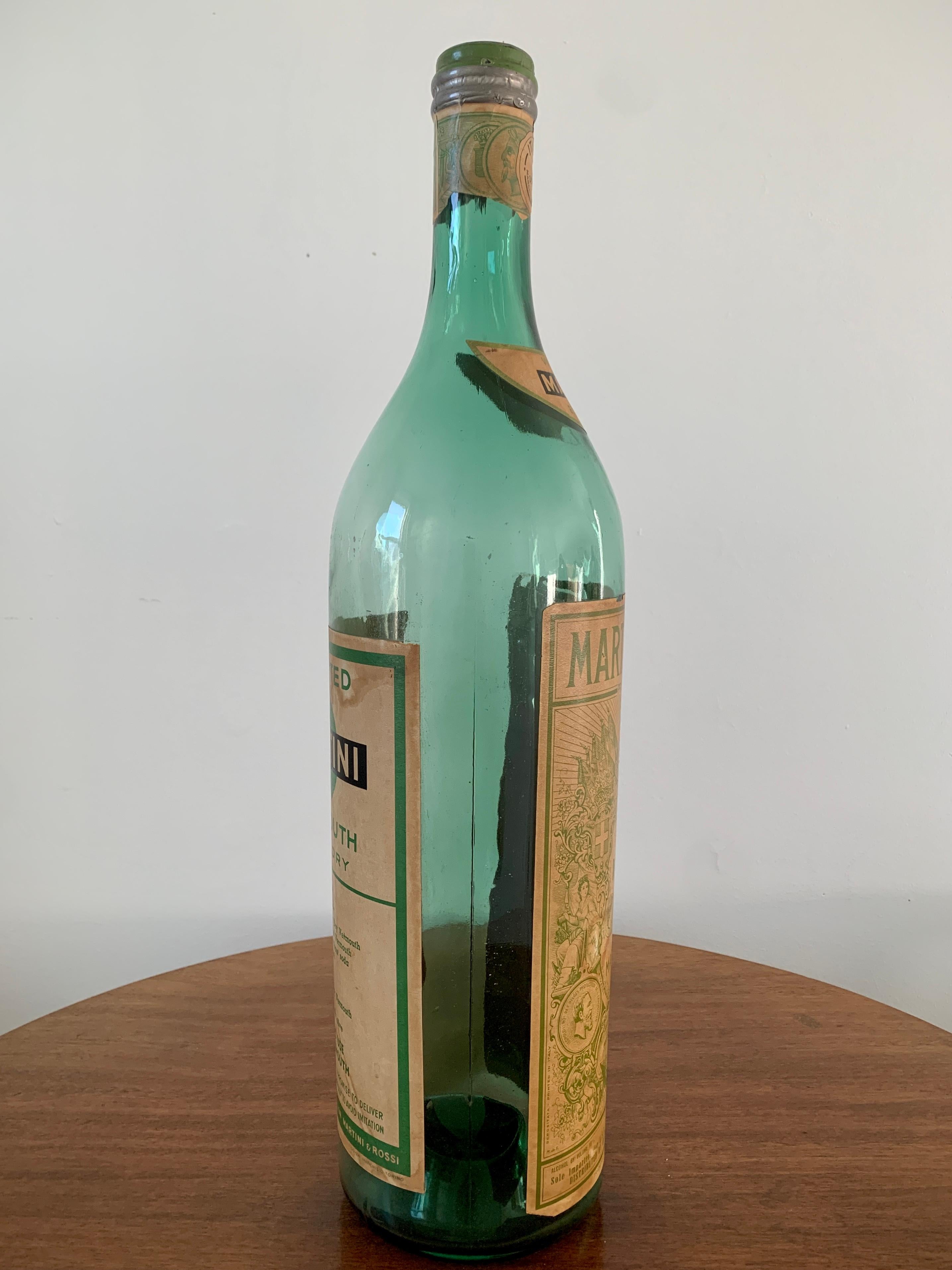 Vetro Bottiglia di vetro Martini & Rossi Vermouth extra large della metà del XX secolo in vendita