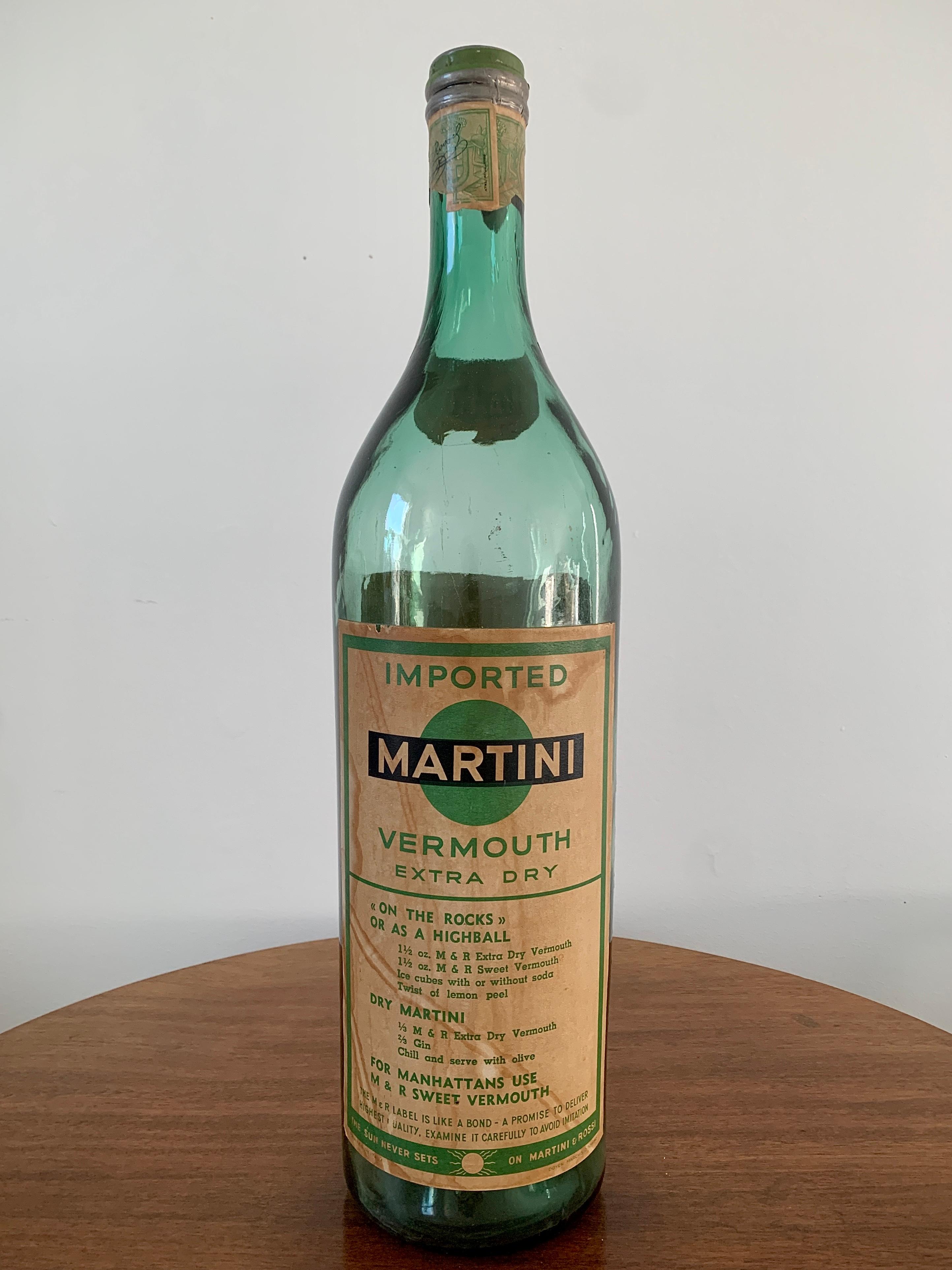 Bottiglia di vetro Martini & Rossi Vermouth extra large della metà del XX secolo in vendita 1